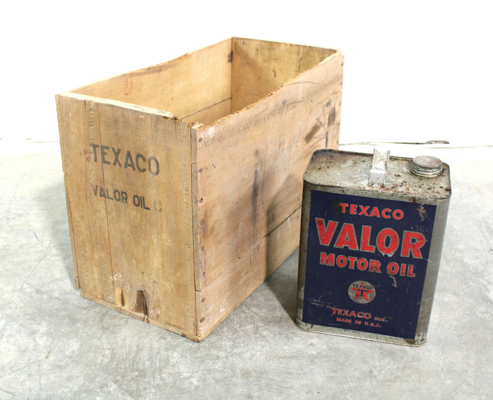 Texaco Valor Motor Oil Can and Crate (1 of 3)