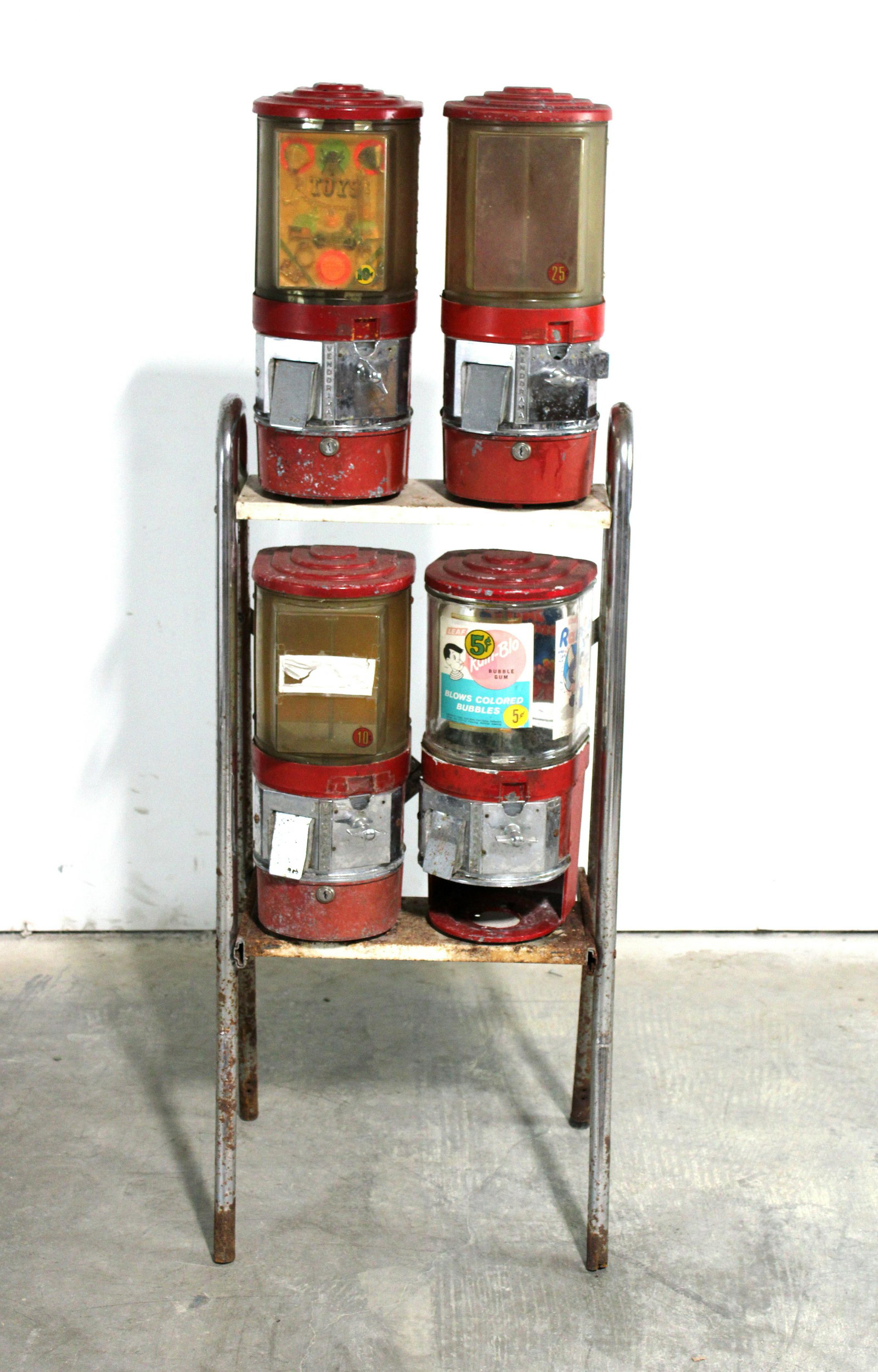 Vendorama Coin Op Vendor on Stand (1 of 2)