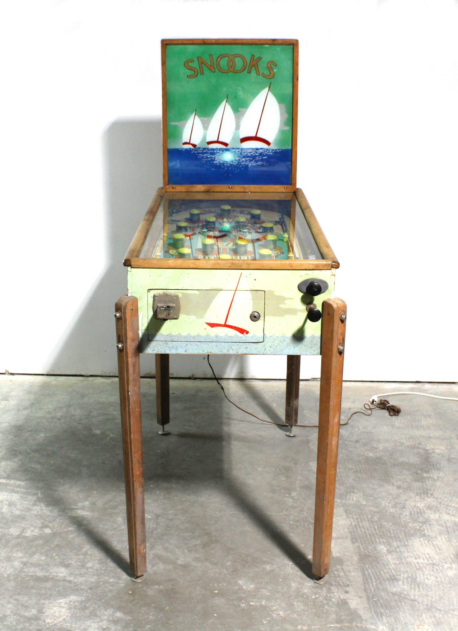 Snooks Woodrail Pinball Machine: Snooks Woodrail Pinball Machine. Powers on, appears to be working but needs a ball for play. Assume it may need gone through before use. Runs on a nickle. This item requires third party shipping or pi