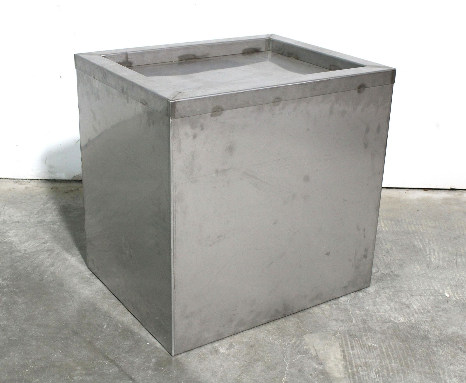 Metal Slot Machine Stand (1 of 1)