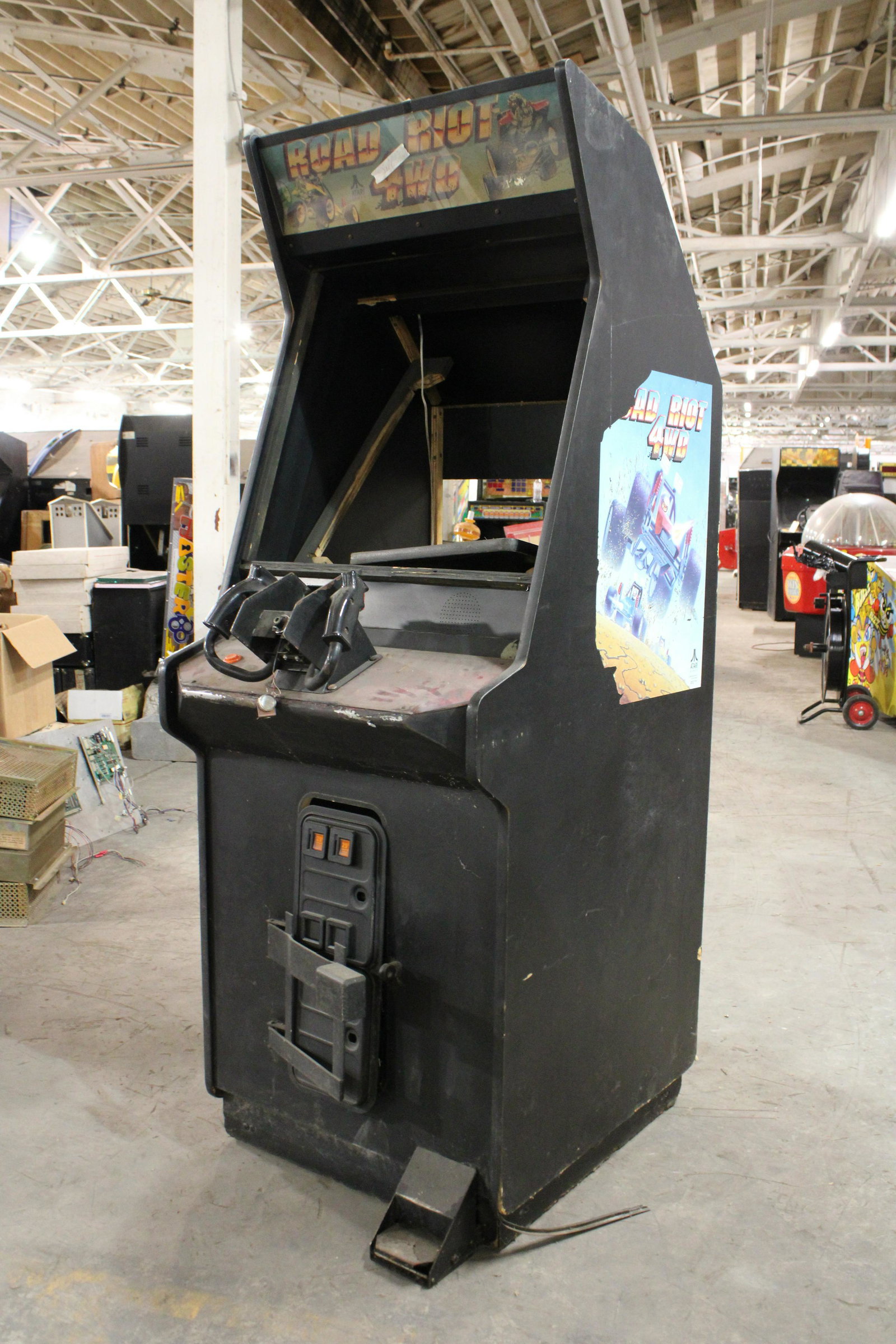 Atari Road Riot 4WD Arcade Game: Atari Road Riot 4WD Arcade Game. For parts or restoration, needs monitor.