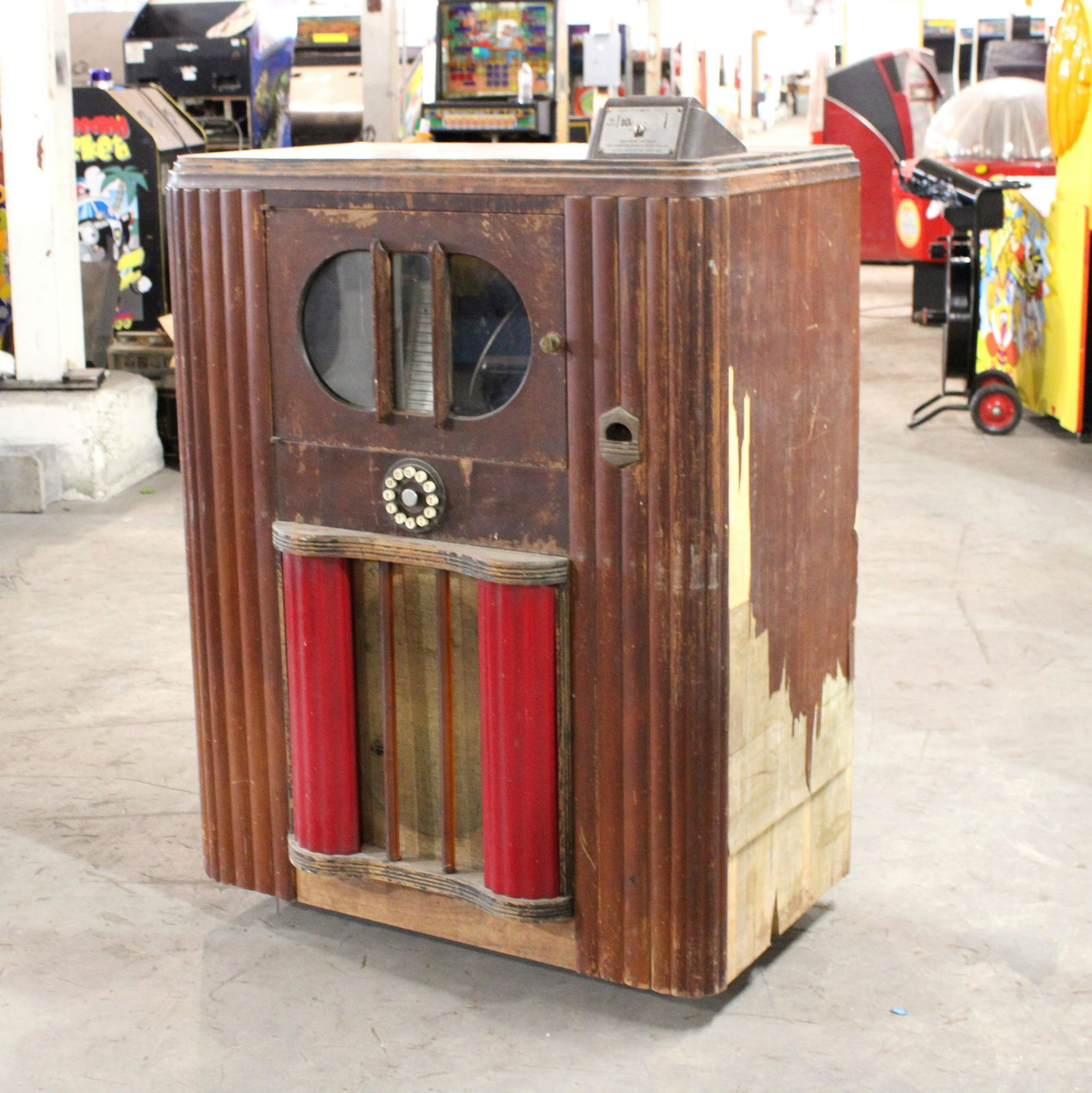 1930s Mills Novelty Company Jukebox (1 of 5)