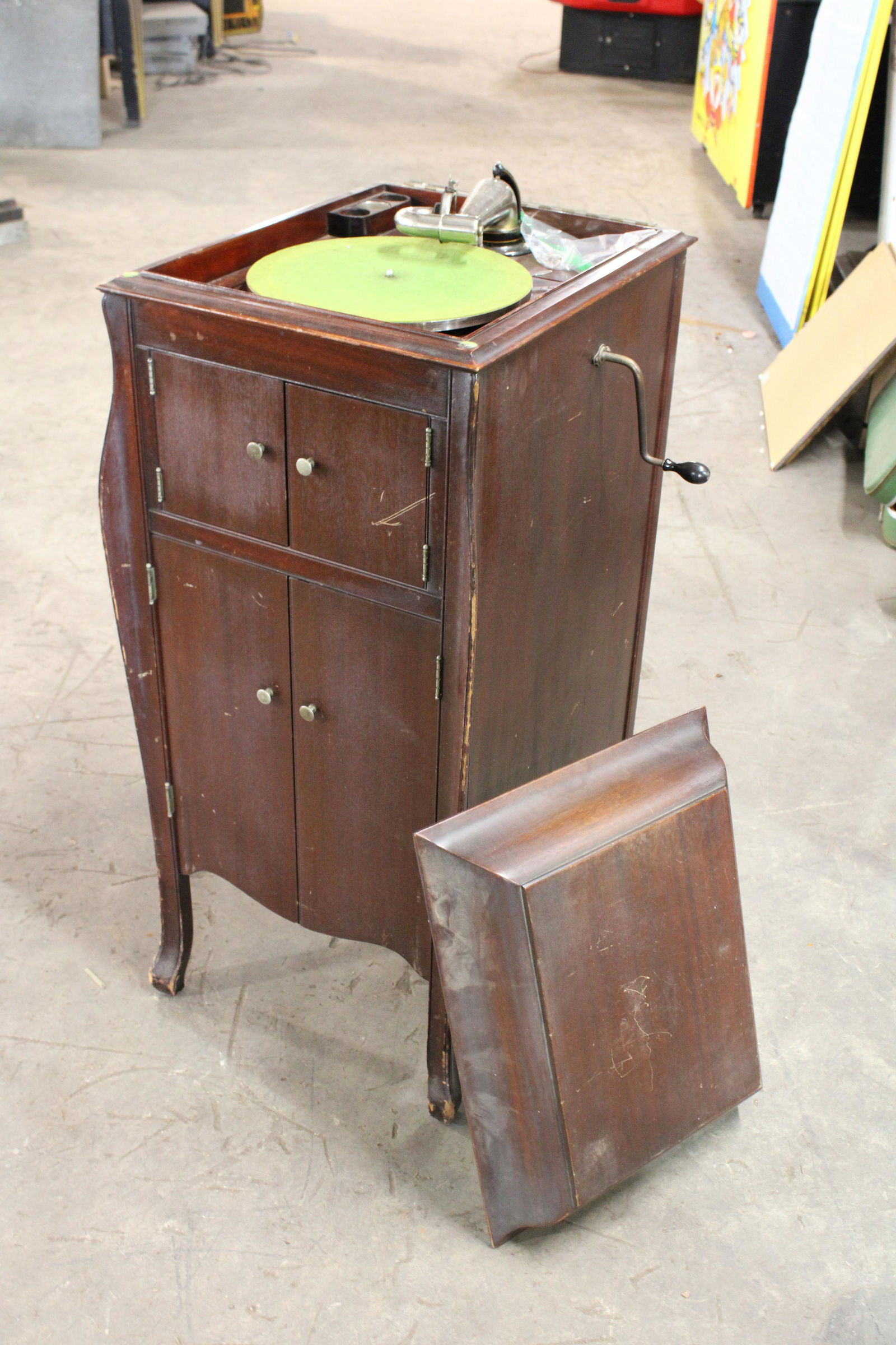 Victor Victrola Vintage Phonograph (1 of 2)