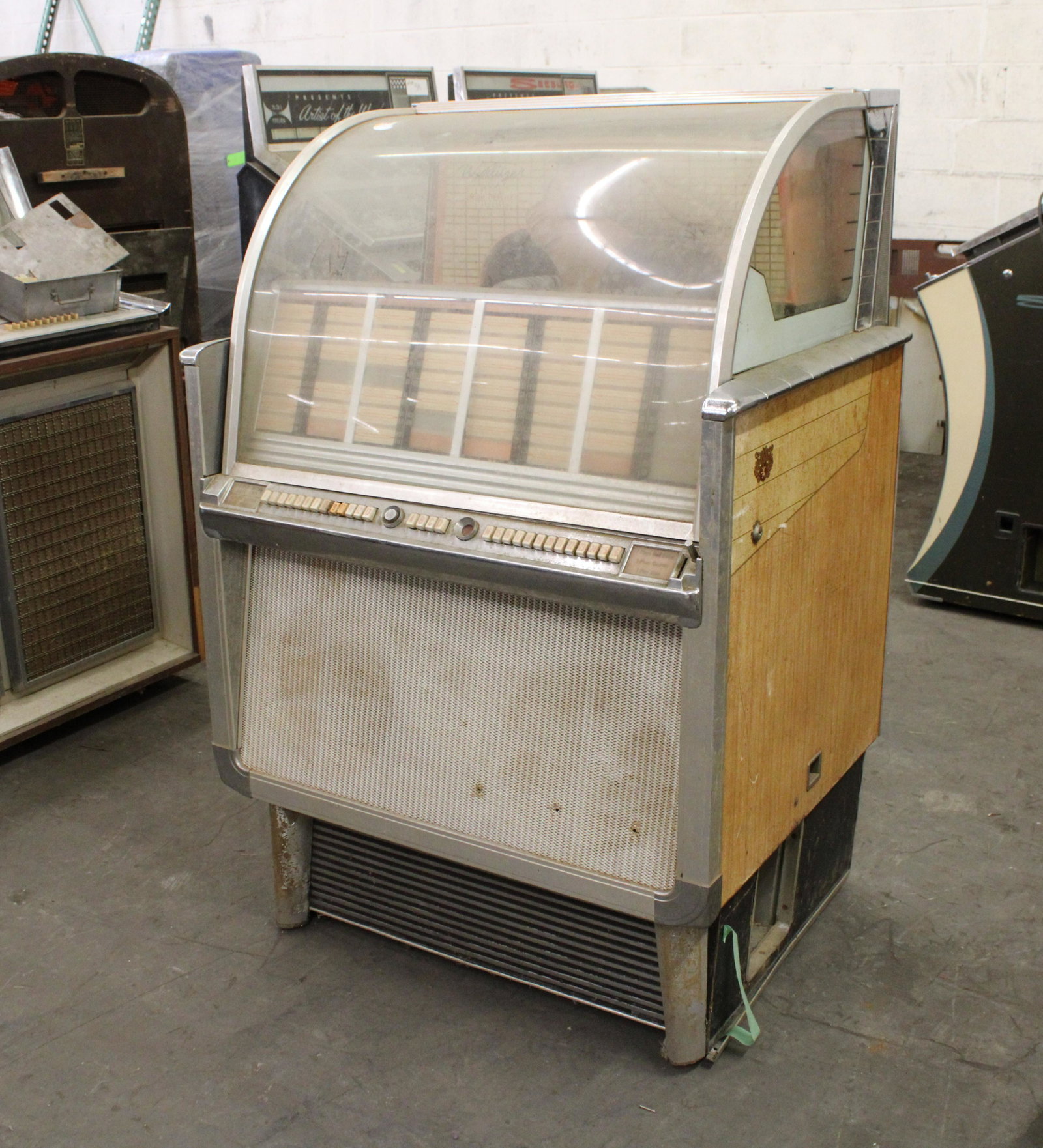 Wurlitzer Jukebox, 1958: Wurlitzer Jukebox, 1958. As found, untested, for parts or repair.