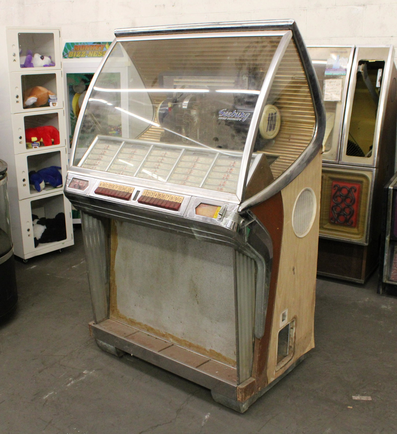 Seeburg R Jukebox Parts Machine: Seeburg R Jukebox Parts Machine, 1954. For restoration or parts. Incomplete.