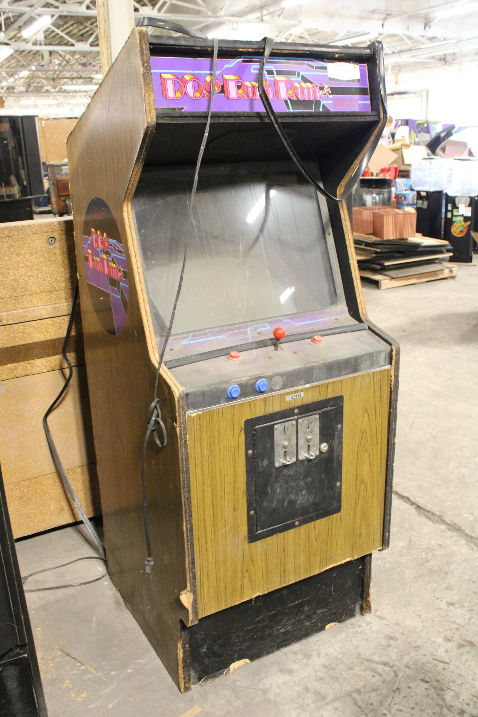 Do Run Run Arcade Machine: Do Run Run Arcade Machine. Cabinet damaged. For parts.