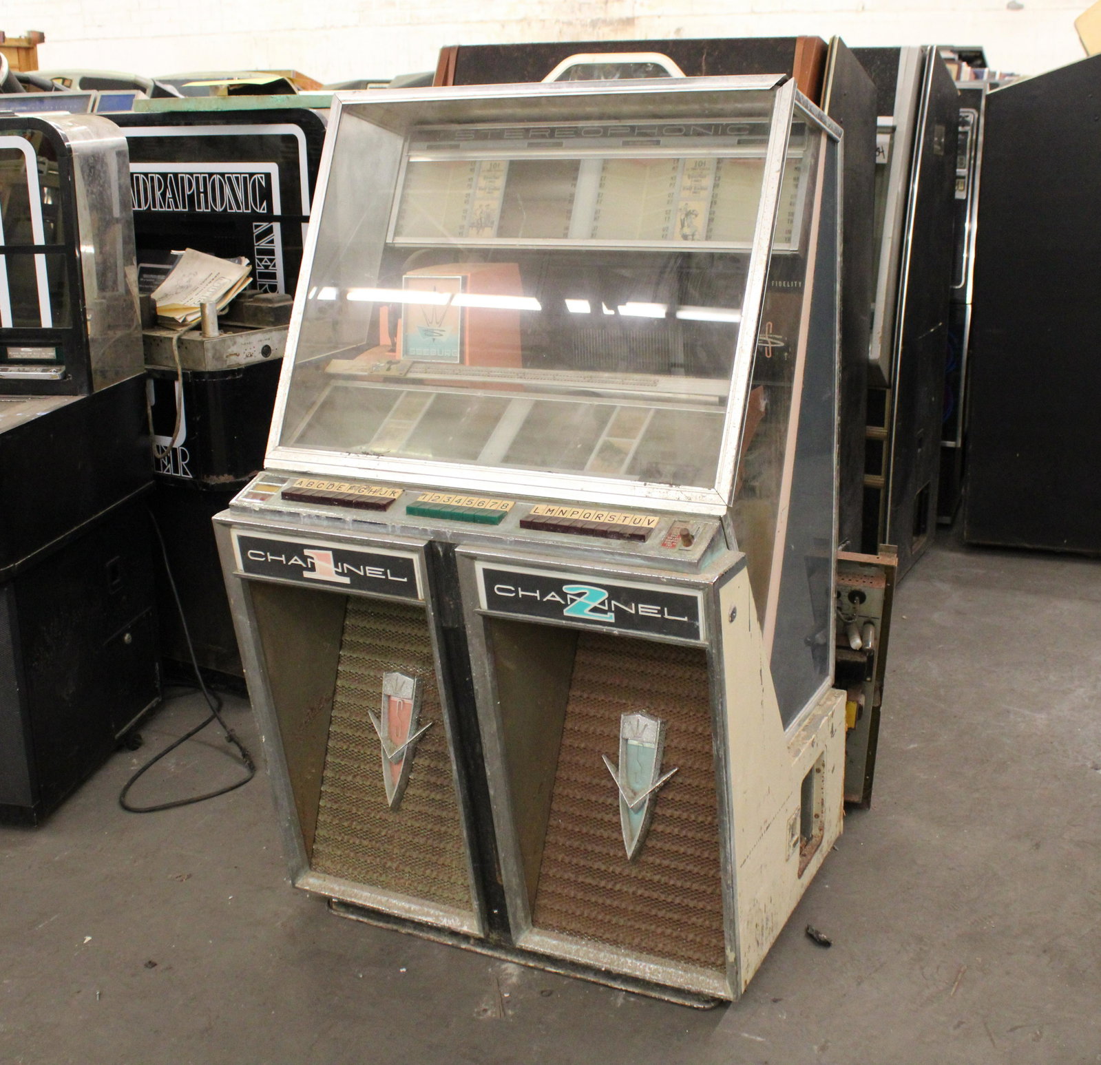 1959 Seeburg 222 Jukebox: 1959 Seeburg 222 Jukebox. For restoration or parts. First stereo jukebox.
