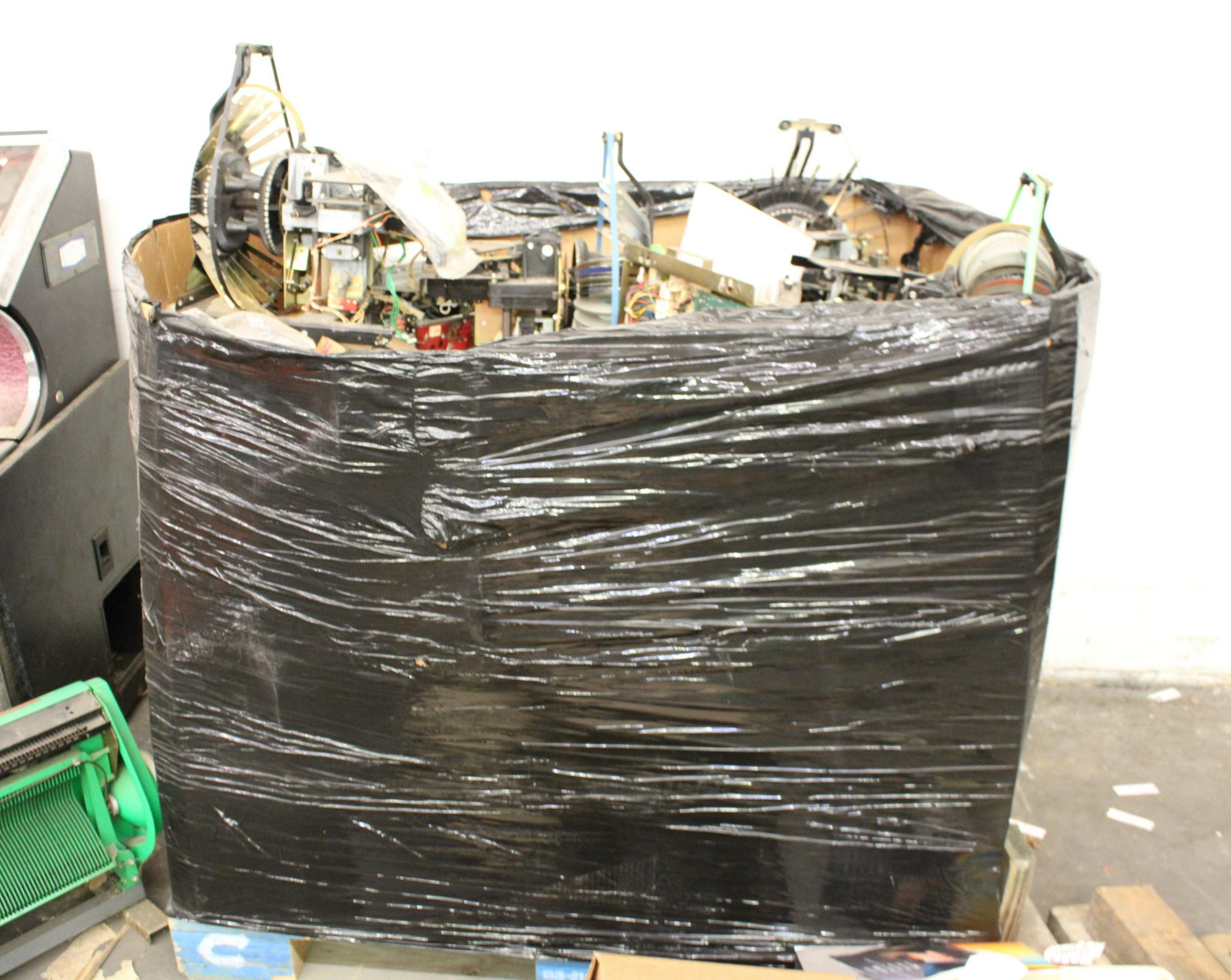Pallet of Rowe CD Jukebox Mechs and Amps: Pallet of Rowe CD Jukebox Mechs and Amps. Many amps underneath.