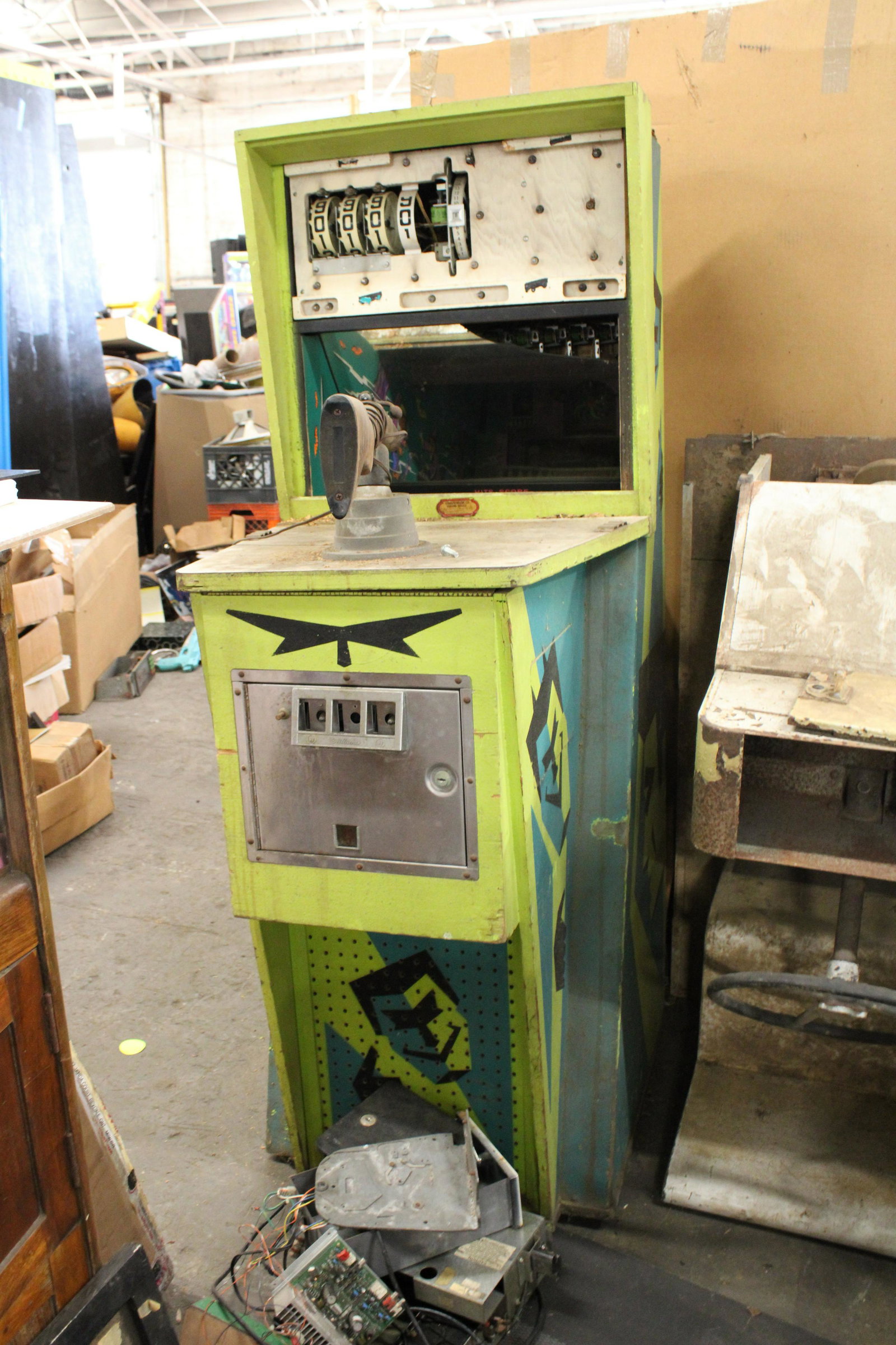 Electro Mechanical Arcade Shooting Gallery: Electro Mechanical Arcade Shooting Gallery. For restoration or parts, no backglass.