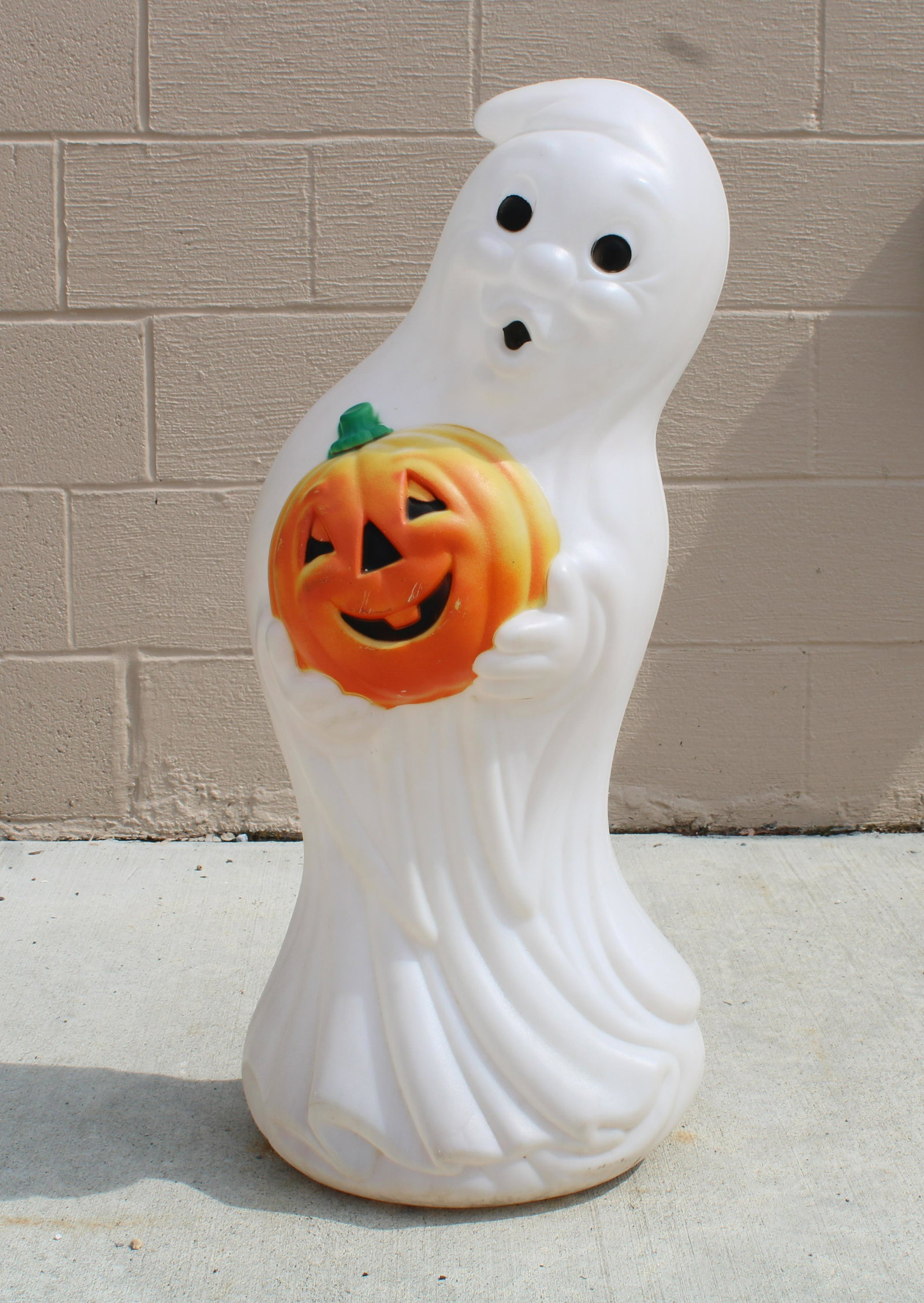 Ghost Halloweeen Vintage Blow Mold: Ghost Halloweeen Vintage Blow Mold. Dimensions: 33 x 16 x 14. *Shipping now available via Live Shipping through Live Auctioneers. Please see terms for more details.