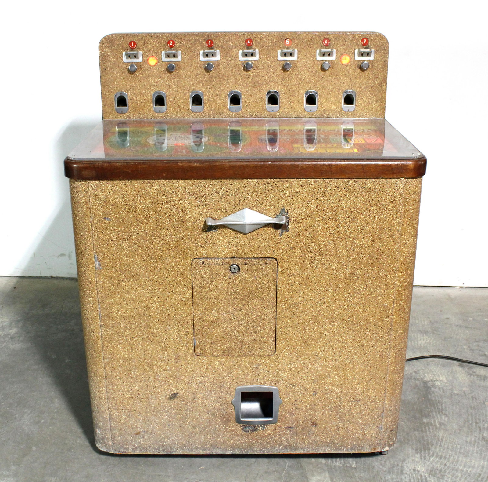 Deluxe Winterbook Coin Operated Slot Machine: Deluxe Winterbook Coin Operated Slot Machine, Working. Needs two wheels reattached. Dimensions: 49 x 38 x 28. *Please see terms for shipping details.