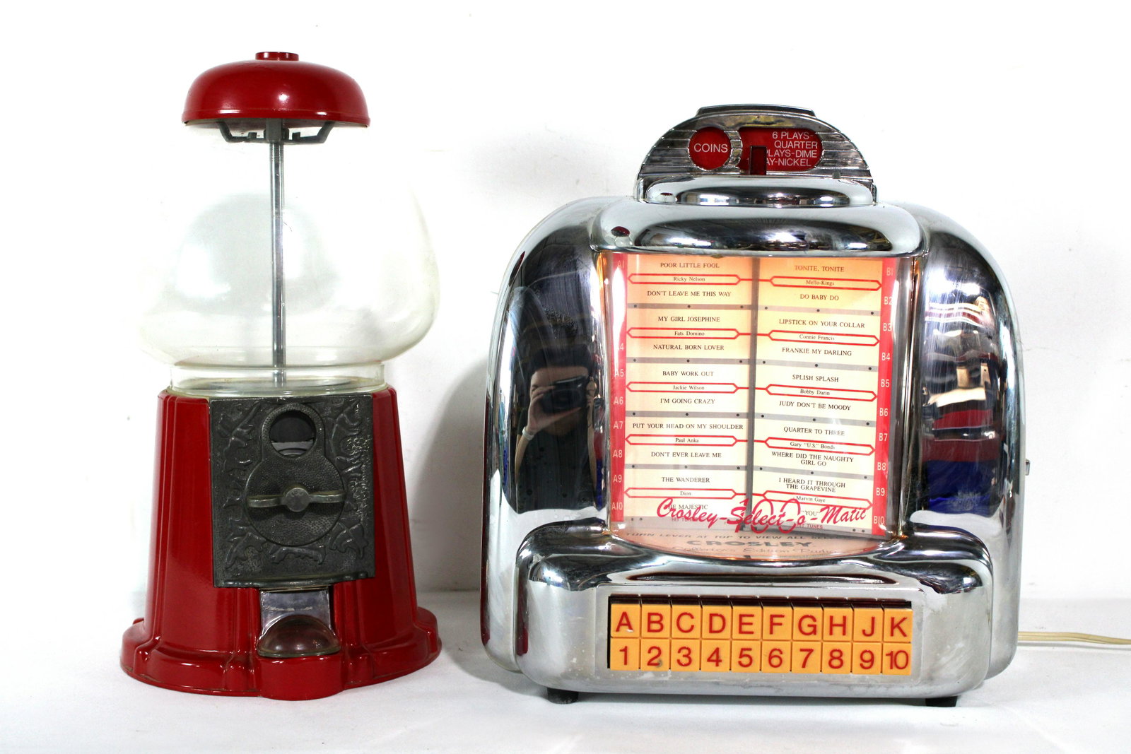 Crosley Wallbox Tape / Radio Player & Novelty Gumball Machine: Crosley Wallbox Tape / Radio Player & Novelty Gumball Machine. Working. Dimensions: 14 x 13 x 4. *Please see terms for shipping details.