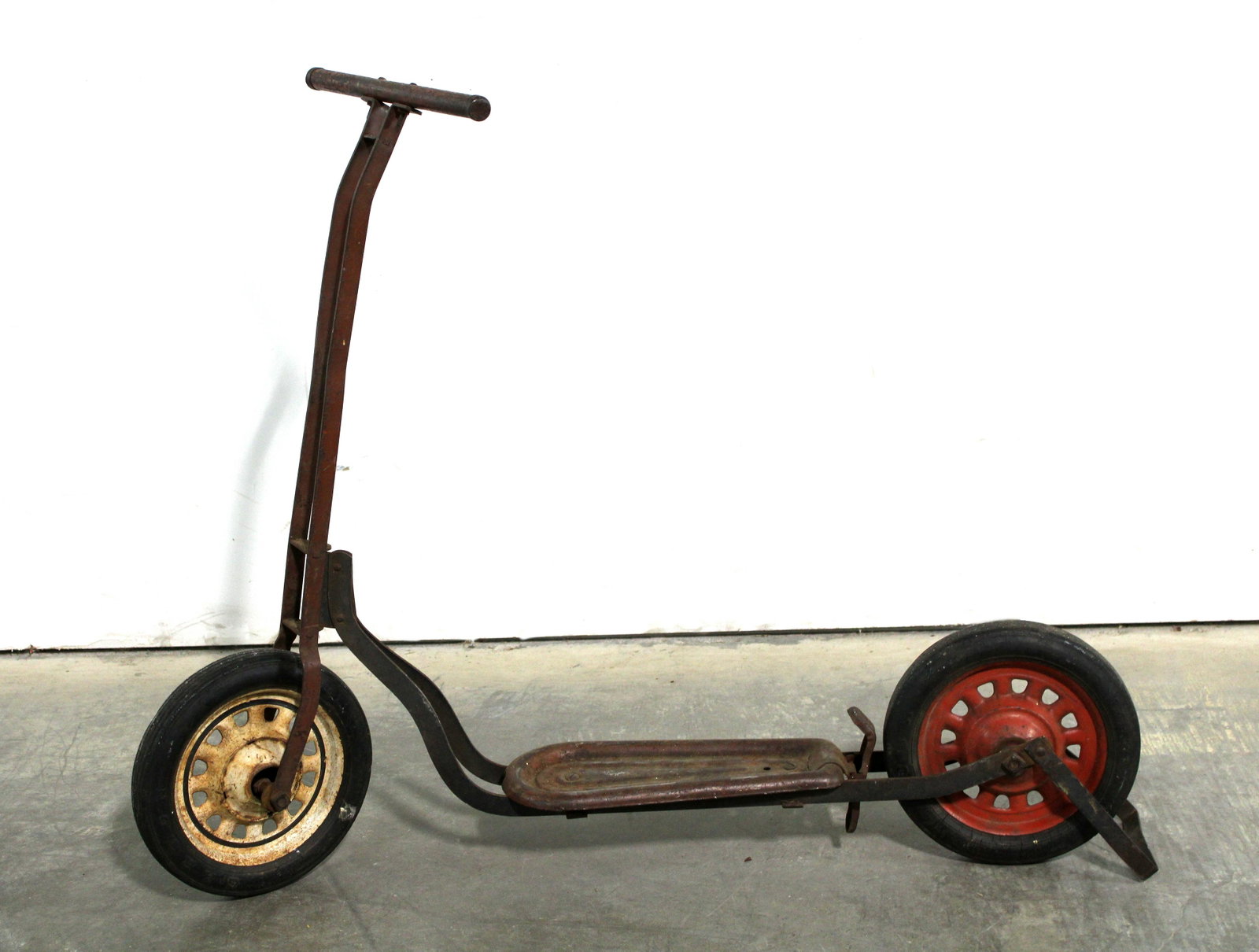Vintage Kiddie Scooter: Vintage Kiddie Scooter. This item requires third party shipping or pickup arrangements to be made. Dimensions: 32 x 13 x 41