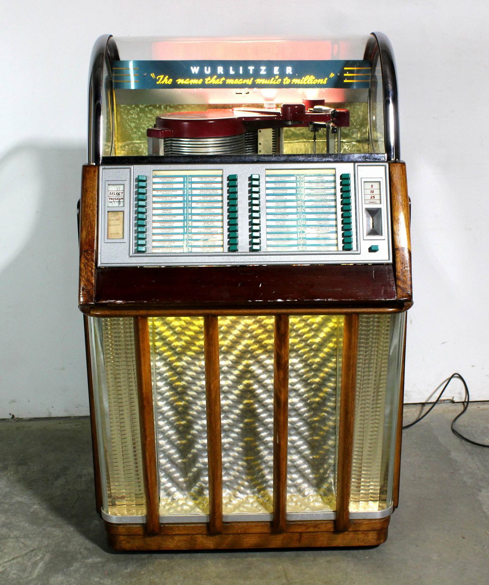 Wurlitzer Model 1650 Coin Operated Jukebox (1 of 8)