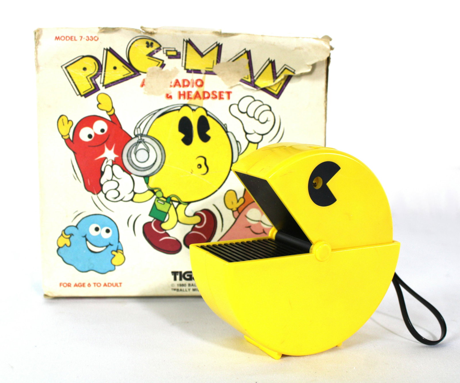 Pac-Man Transistor Radio with Original Box: Pac-Man Transistor Radio with Original Box. Working with battery. In-house shipping available. Dimensions of Radio: 4 x 5 x 2