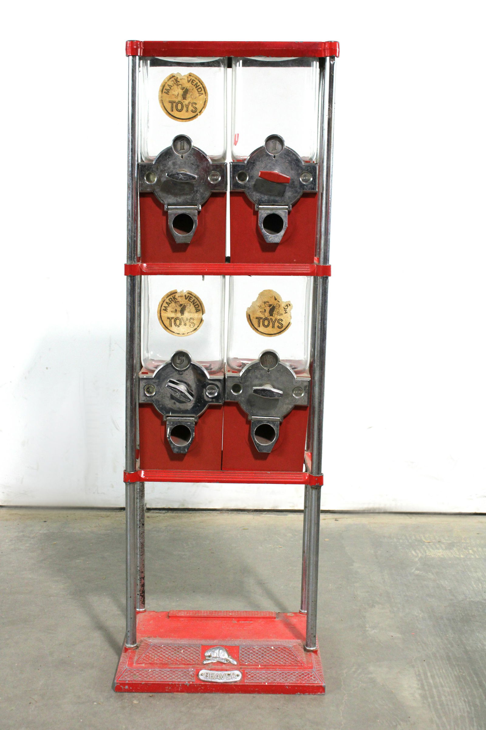 Beaver Mark I Coin Op Gumballs on Stand (1 of 3)