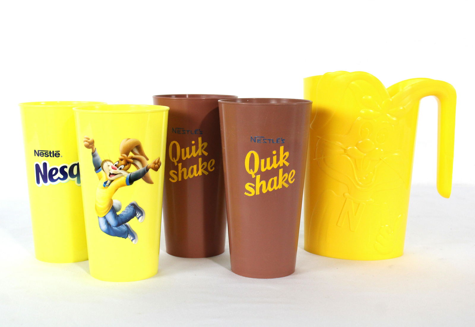 Nestle Pitcher with Four Milkshake Cups (1 of 1)