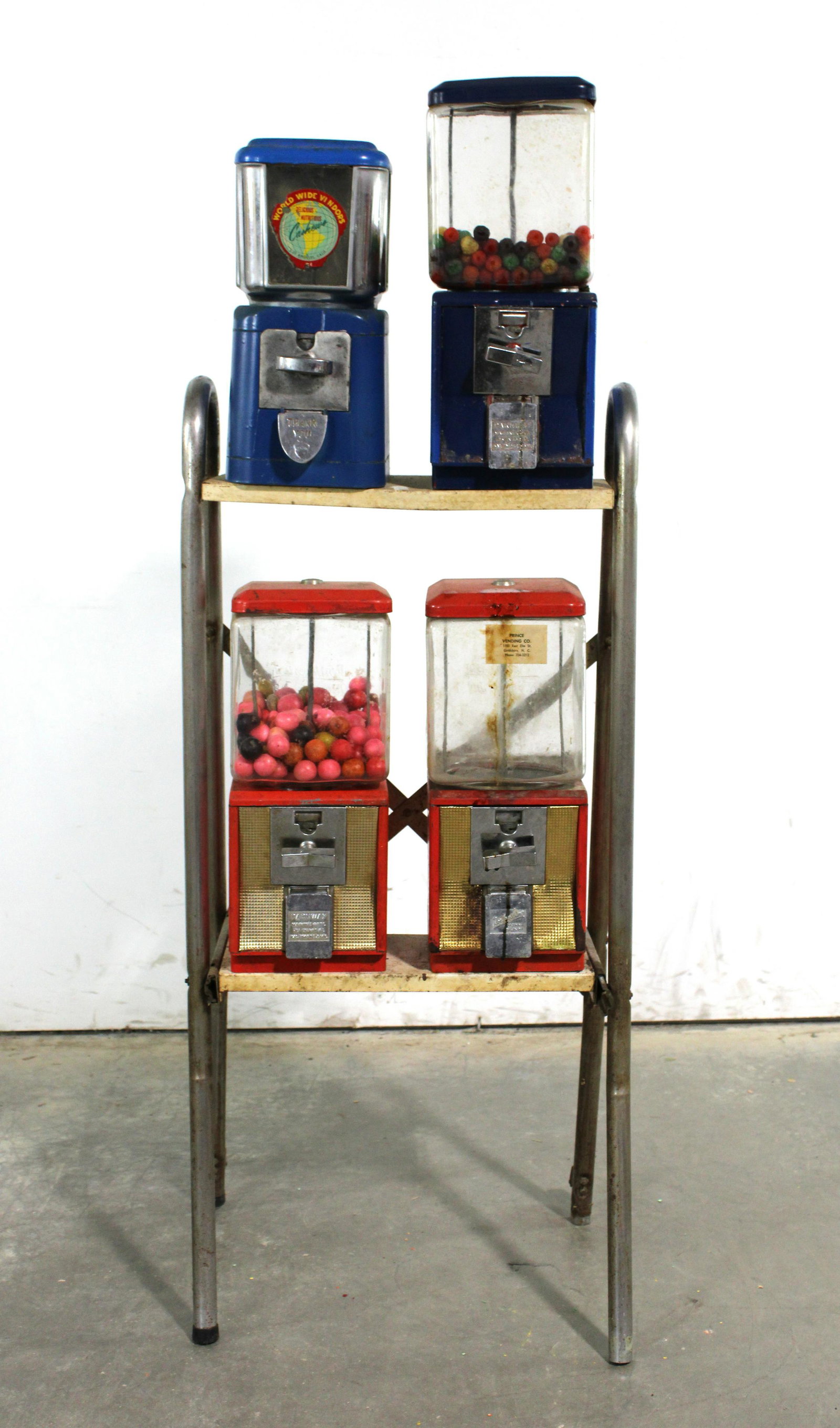 Glass Globe Gumballs on Stand incl. Northwestern: Glass Globe Gumballs on Stand incl. Northwestern. Needs cleaning. This item requires third party shipping or pickup arrangements to be made. Dimensions: 52 x 18 x 16