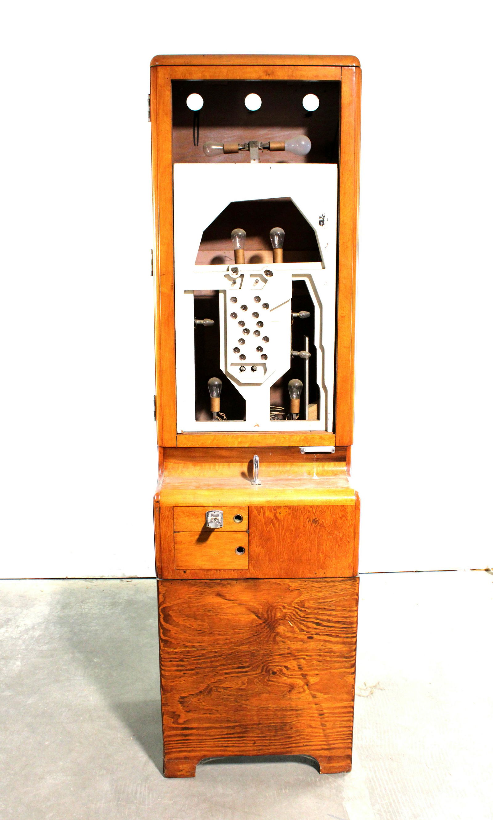 Exhibit Supply Wishing Well Coin Op Arcade (1 of 4)