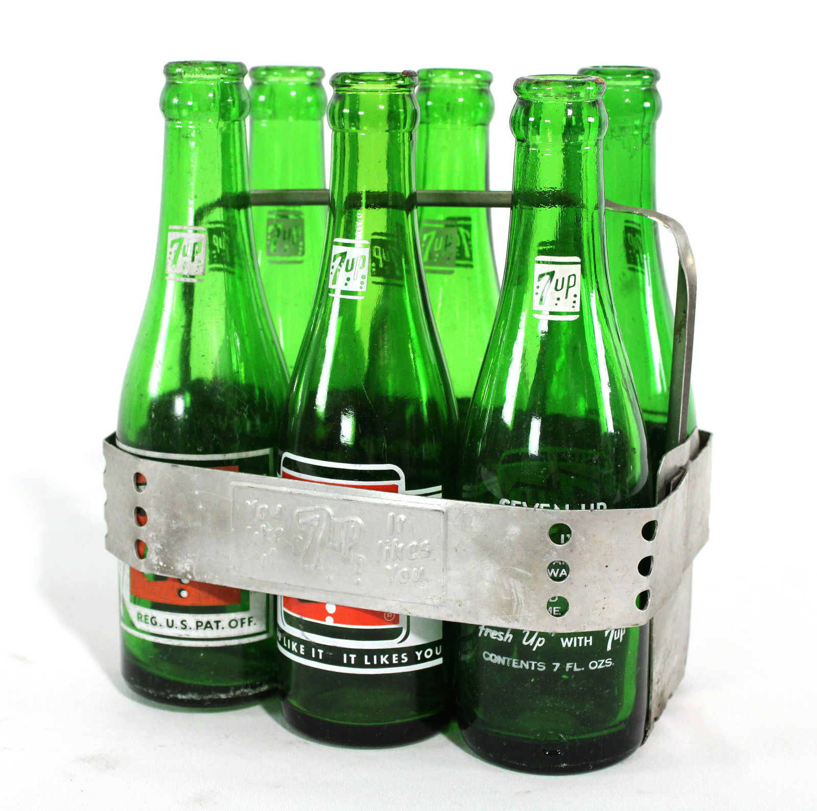 Embossed 7-Up Carrying Case with Bottles (1 of 1)