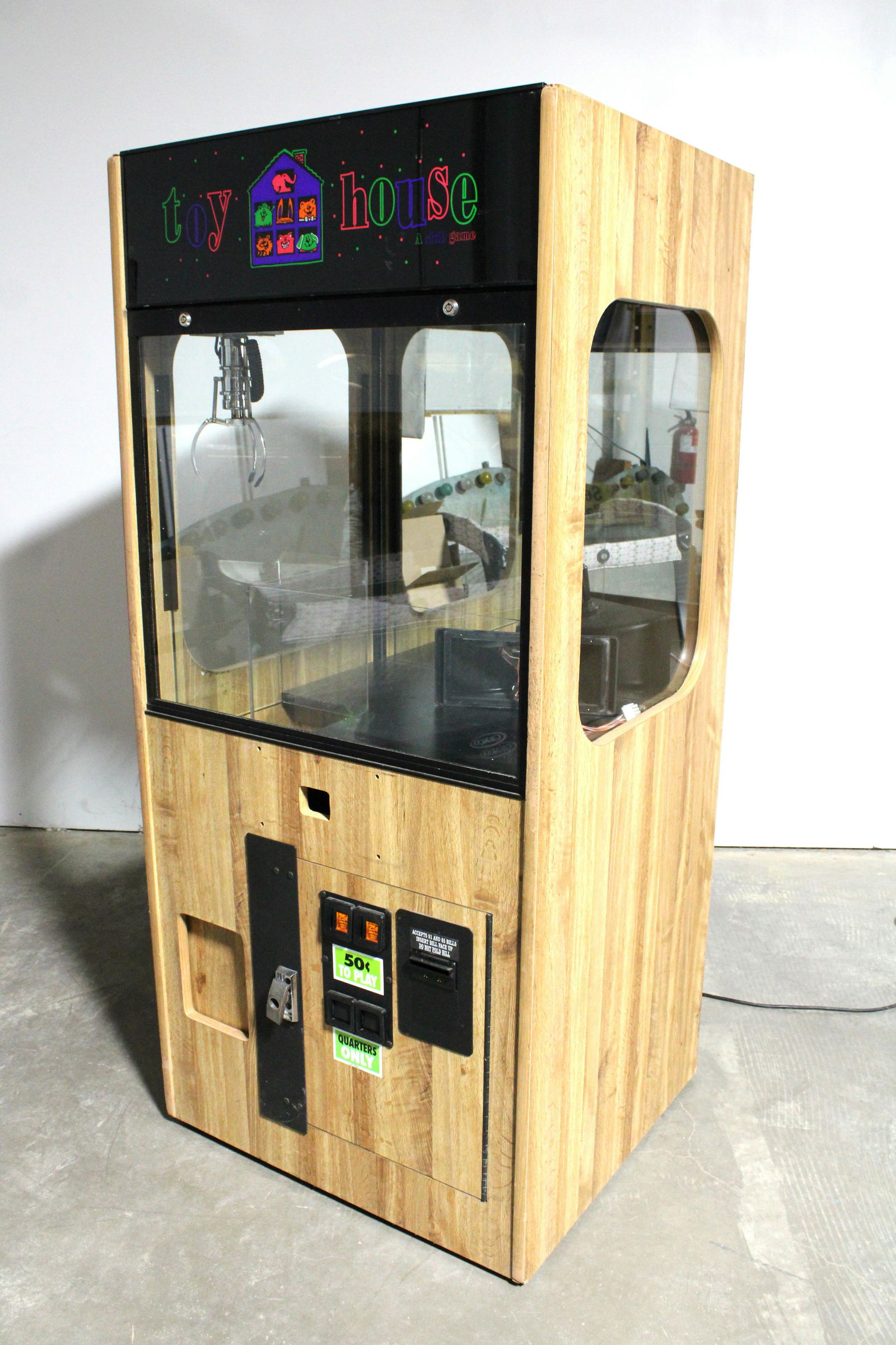 Toy House Crane Arcade Game (1 of 4)