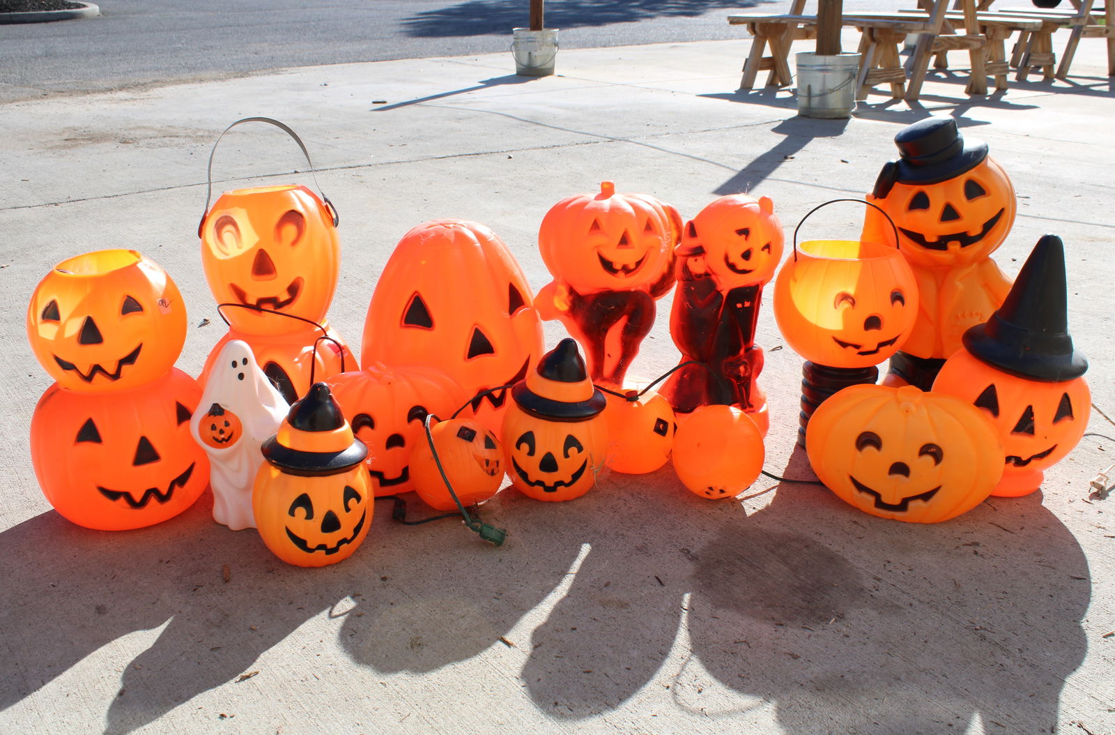 Halloween Blow Molds and Pumpkin Baskets (1 of 1)