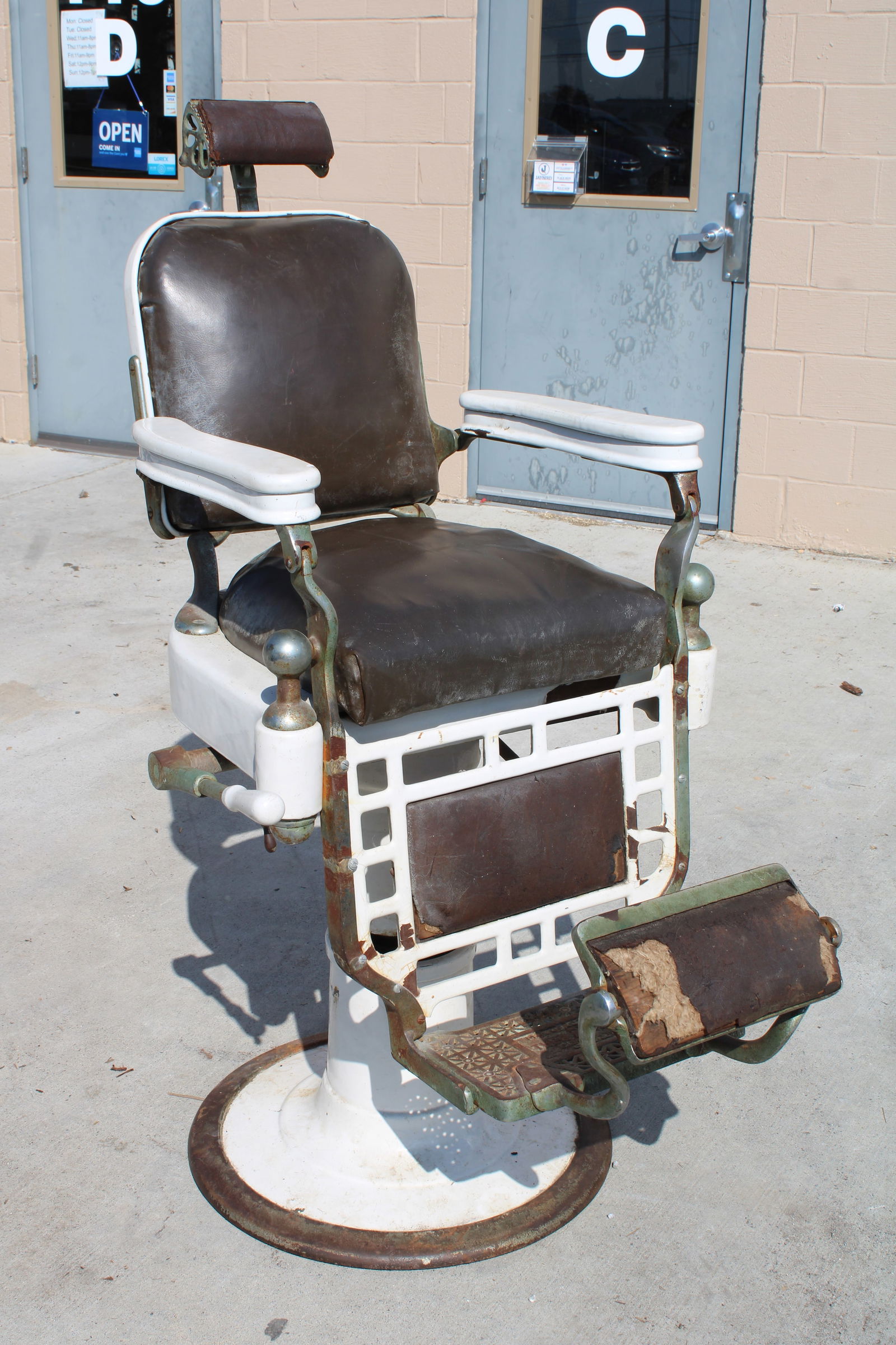 Theo-a-Koch's Porcelain Barber Chair (1 of 5)