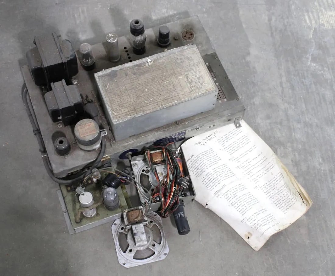 Seeburg Ray-O-Lite Rifle Range Coon Whiner Amplifier: Seeburg Ray-O-Lite Rifle Range Coon Whiner Amplifier. This item requires third-party shipping or pickup arrangements to be made. Dimensions: 7 x 18 x 13