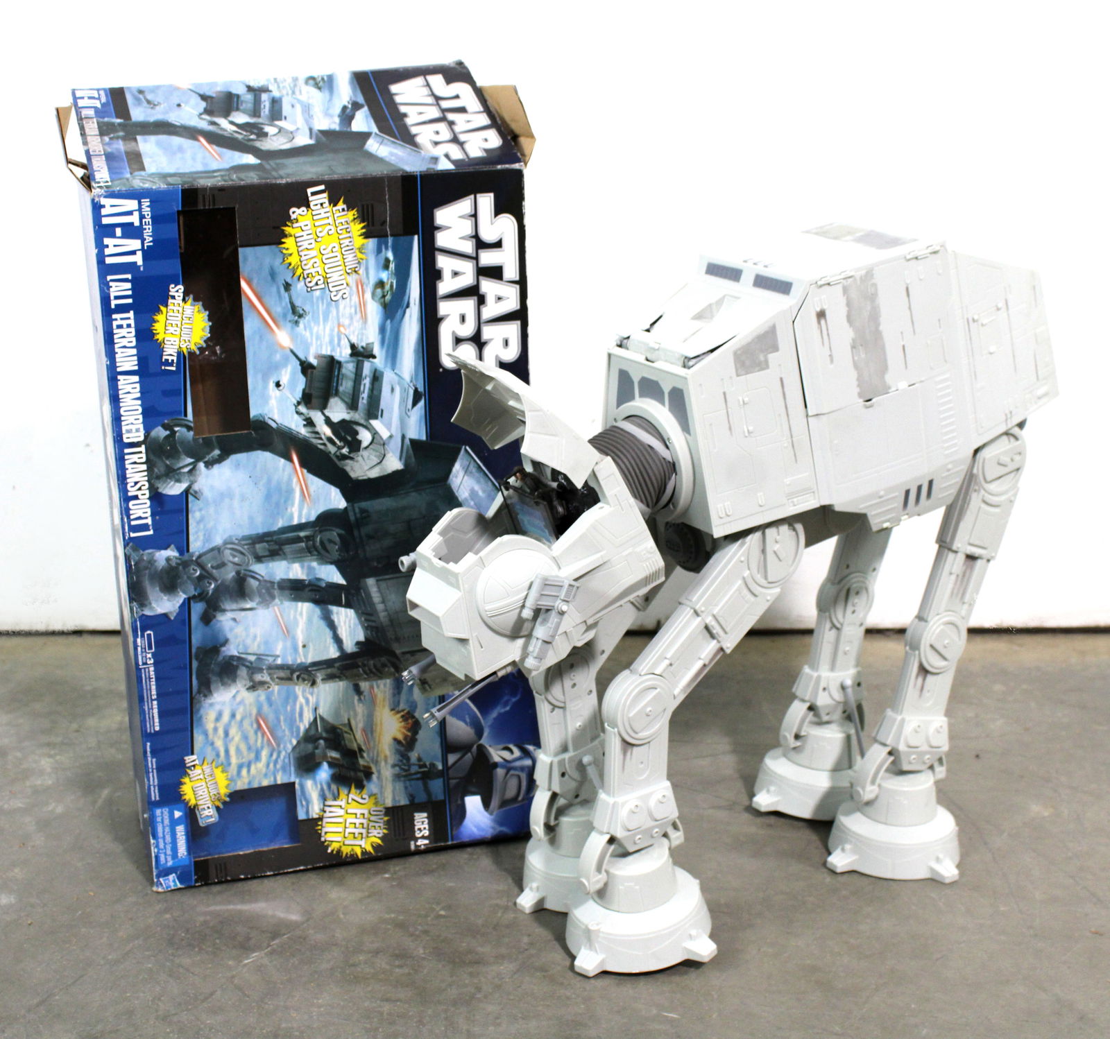 Hasbro Star Wars Electronic Imperial Walker AT-AT with Box (1 of 5)