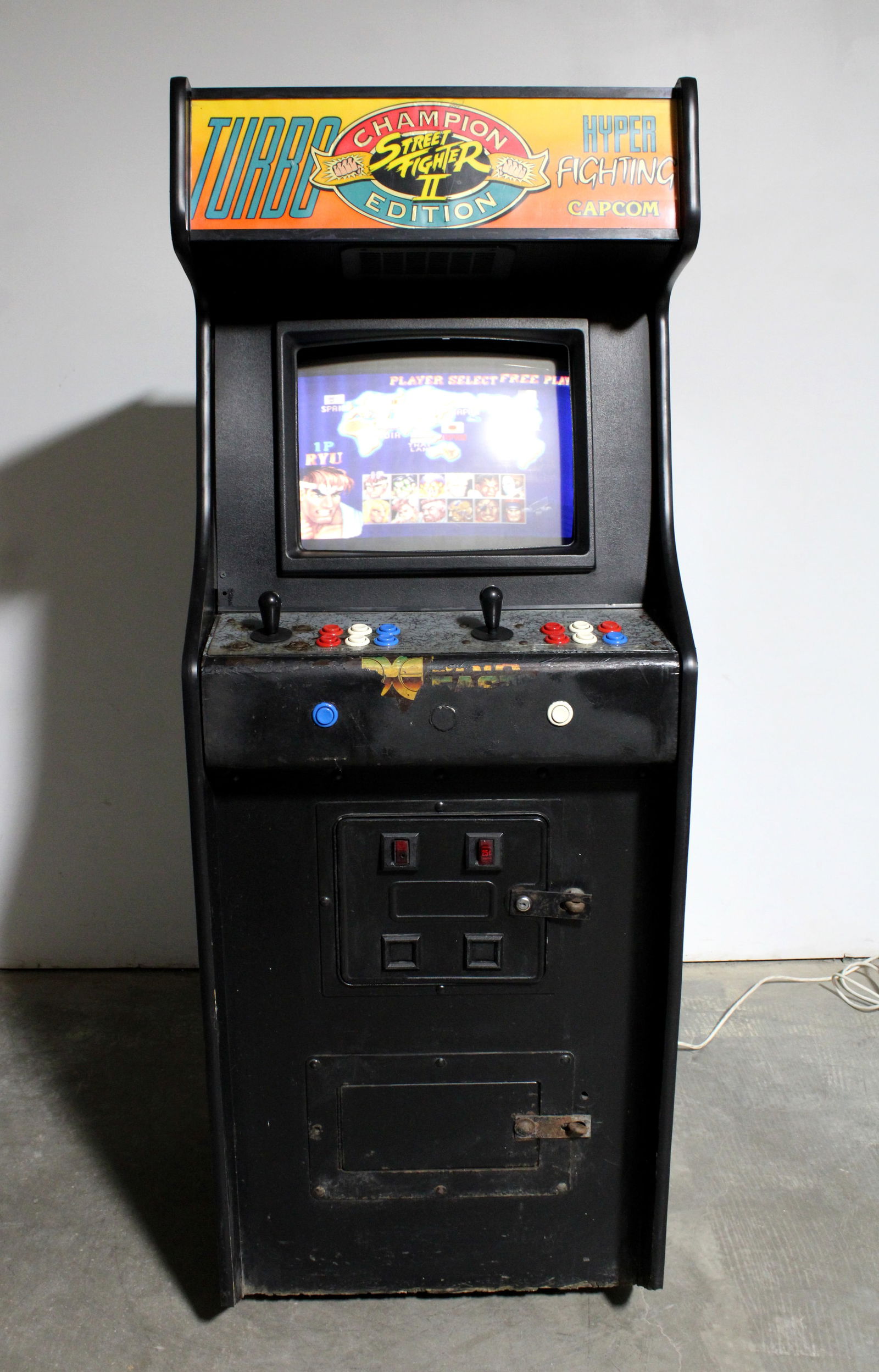 Williams Street Fighter II Arcade Game (1 of 4)
