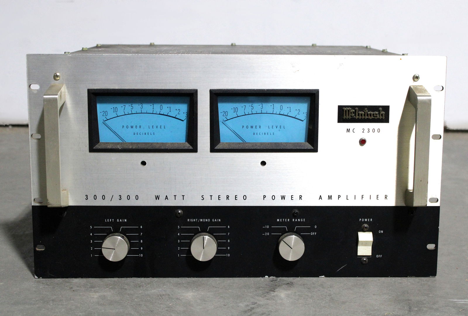 McIntosh MC300 Stereo Solid State Power Amplifier (1 of 5)