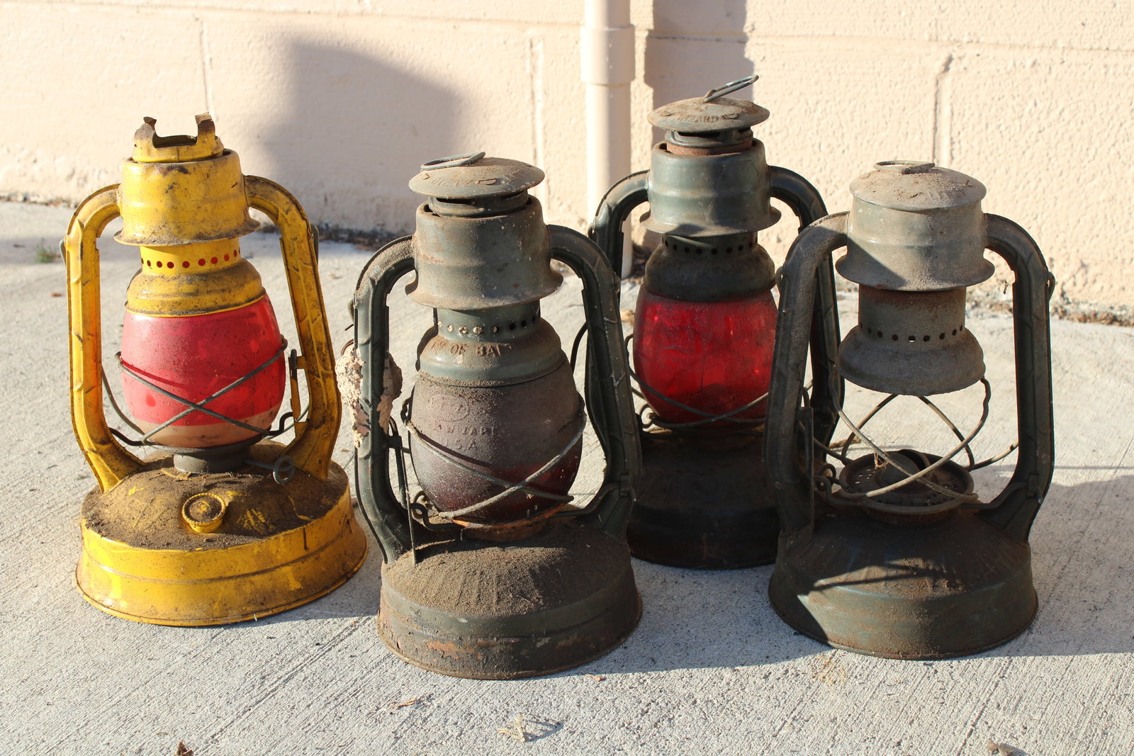 Dietz Lanterns: Varying conditons, glass broken. This item requires third-party shipping or pickup arrangements to be made.