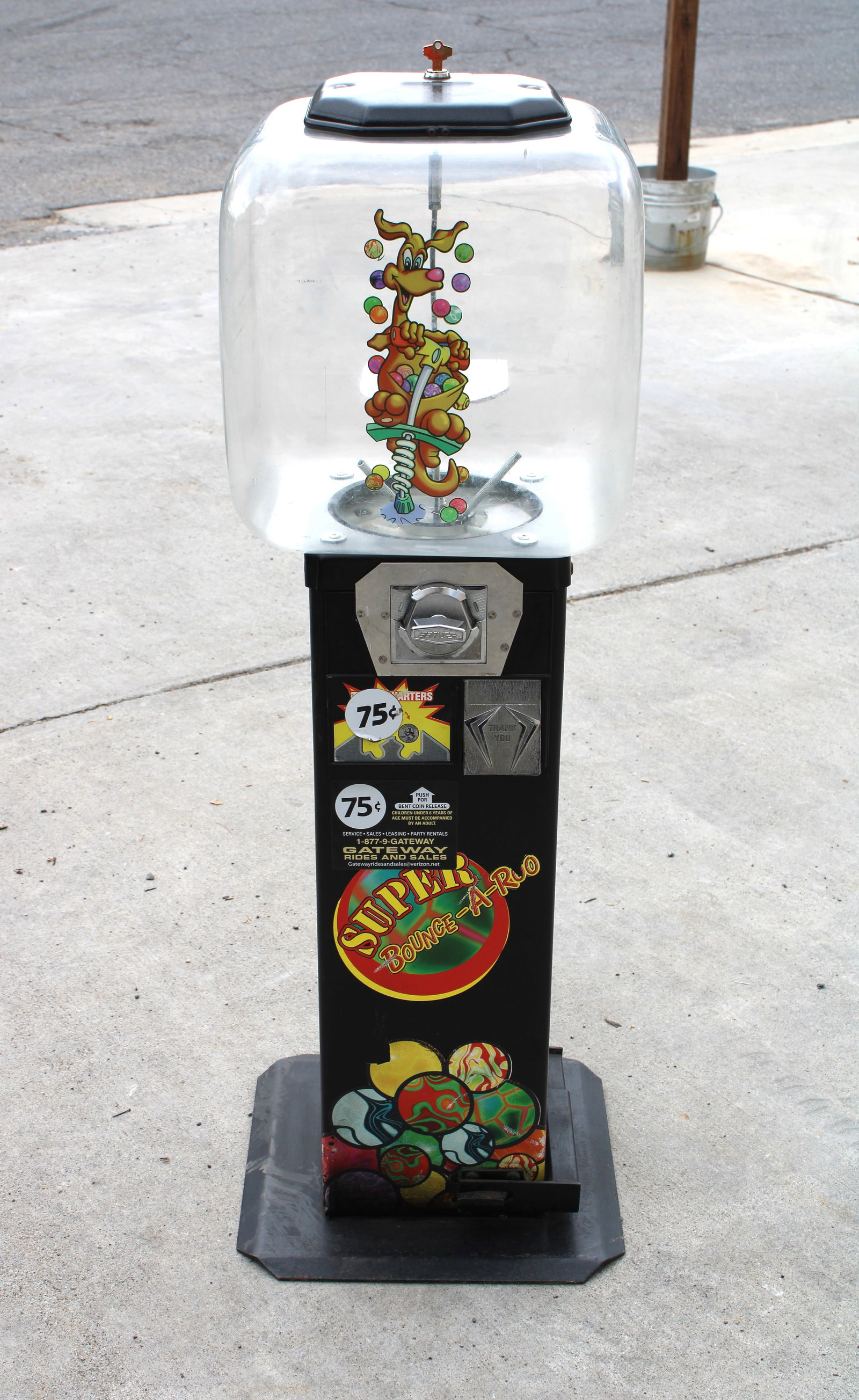 Beaver Bounce A Roo Gumball / Bouncy Ball Vending Machine (1 of 2)