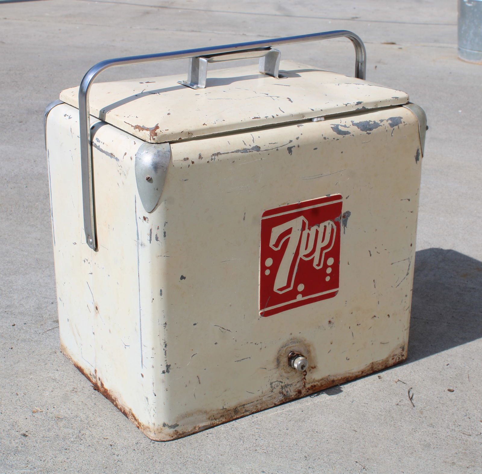 Embossed 7-Up Picnic Cooler (1 of 5)