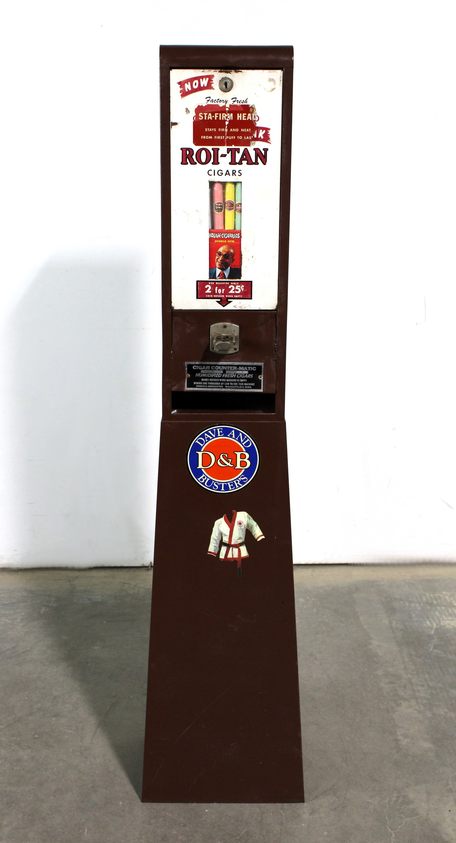 Coin Op Vendor on Stand: Locked, no key. Does not appear to have any mechanism inside. This item requires third-party shipping or pickup arrangements to be made.