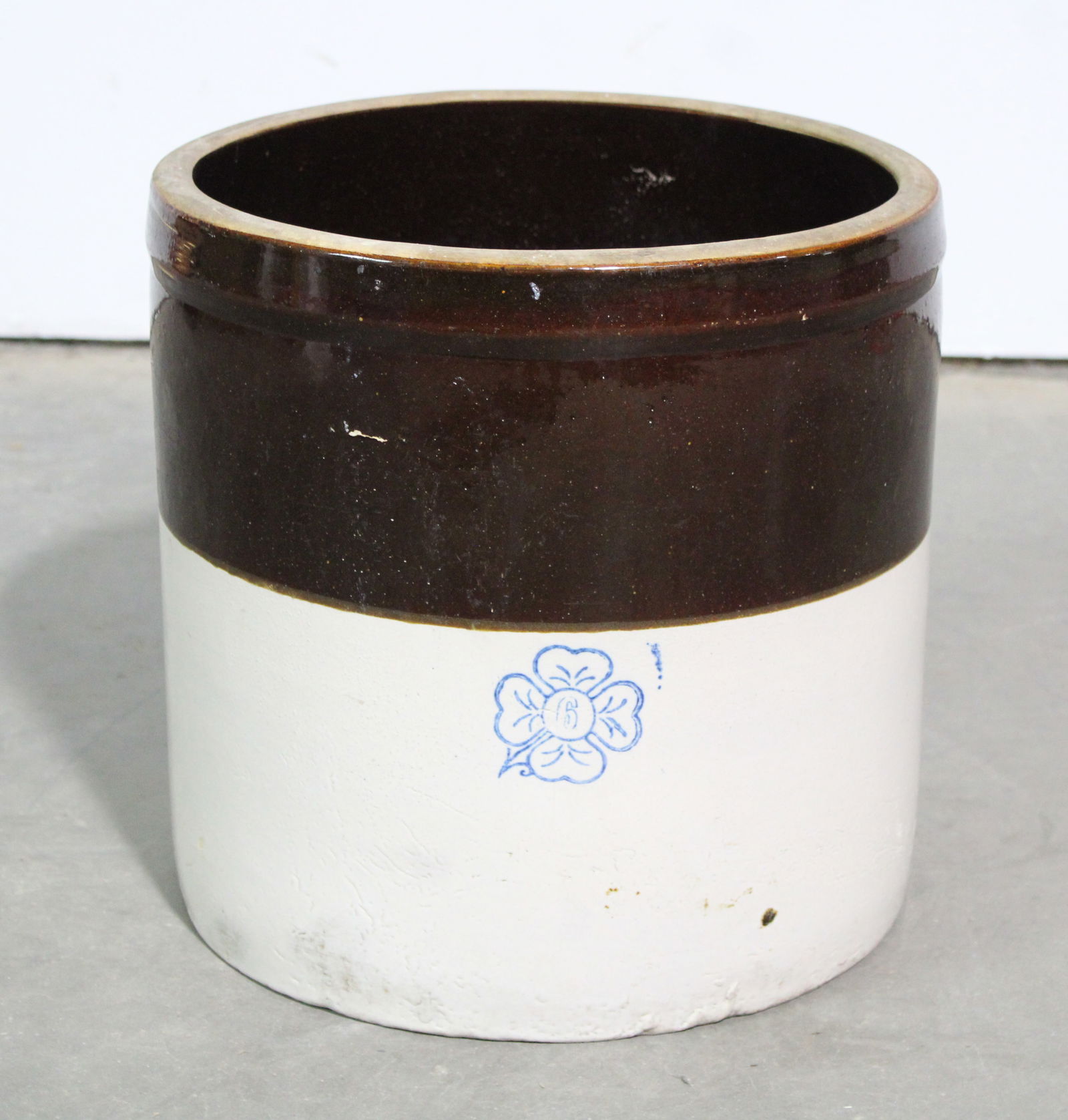 Large Six Gallon Stoneware Crock (1 of 2)