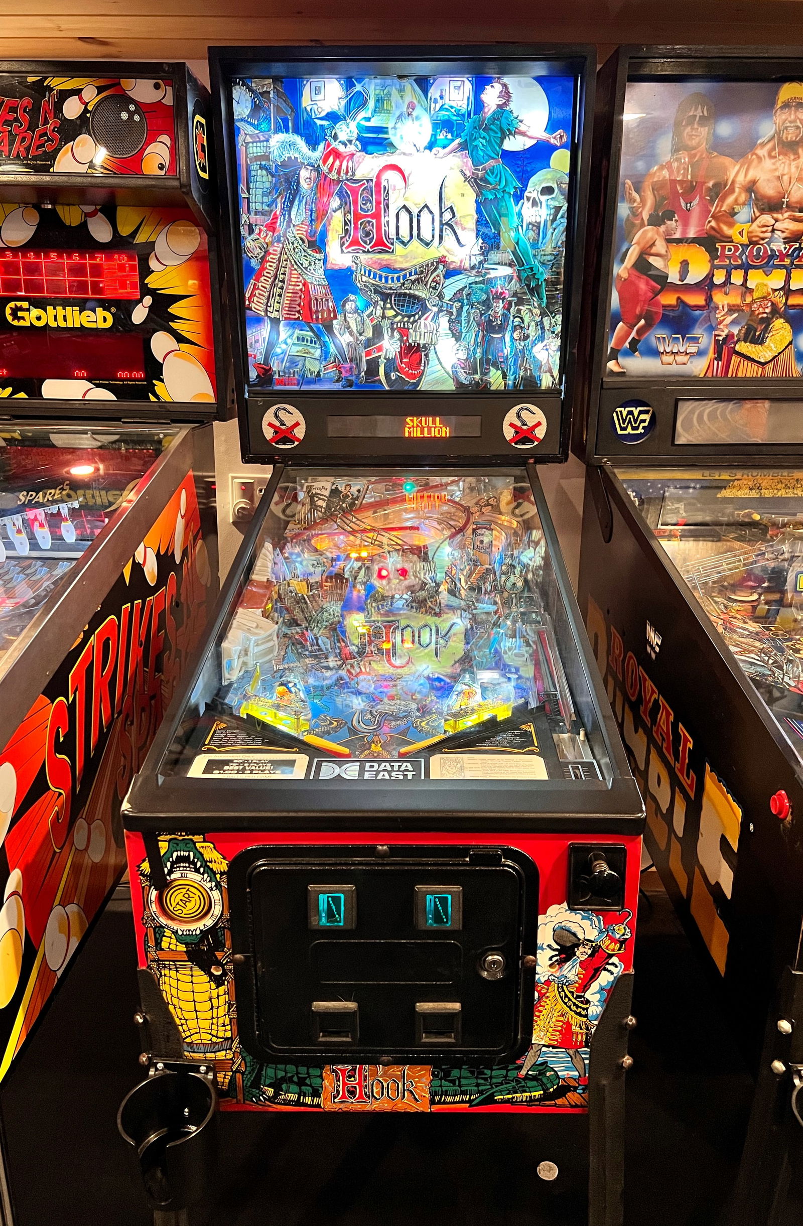Data East Hook Pinball Machine (1 of 7)