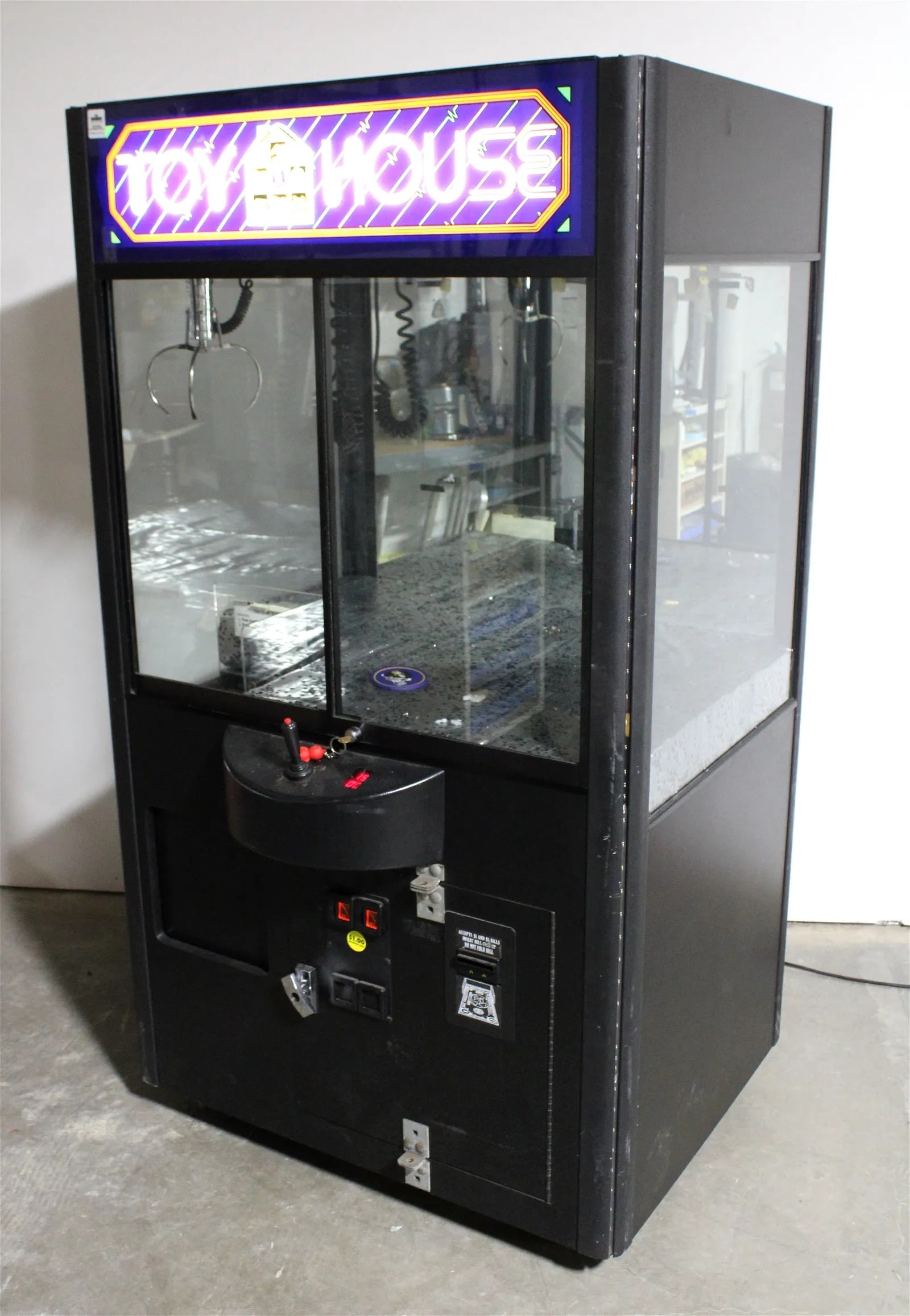 Toy House Crane Arcade Game (1 of 2)