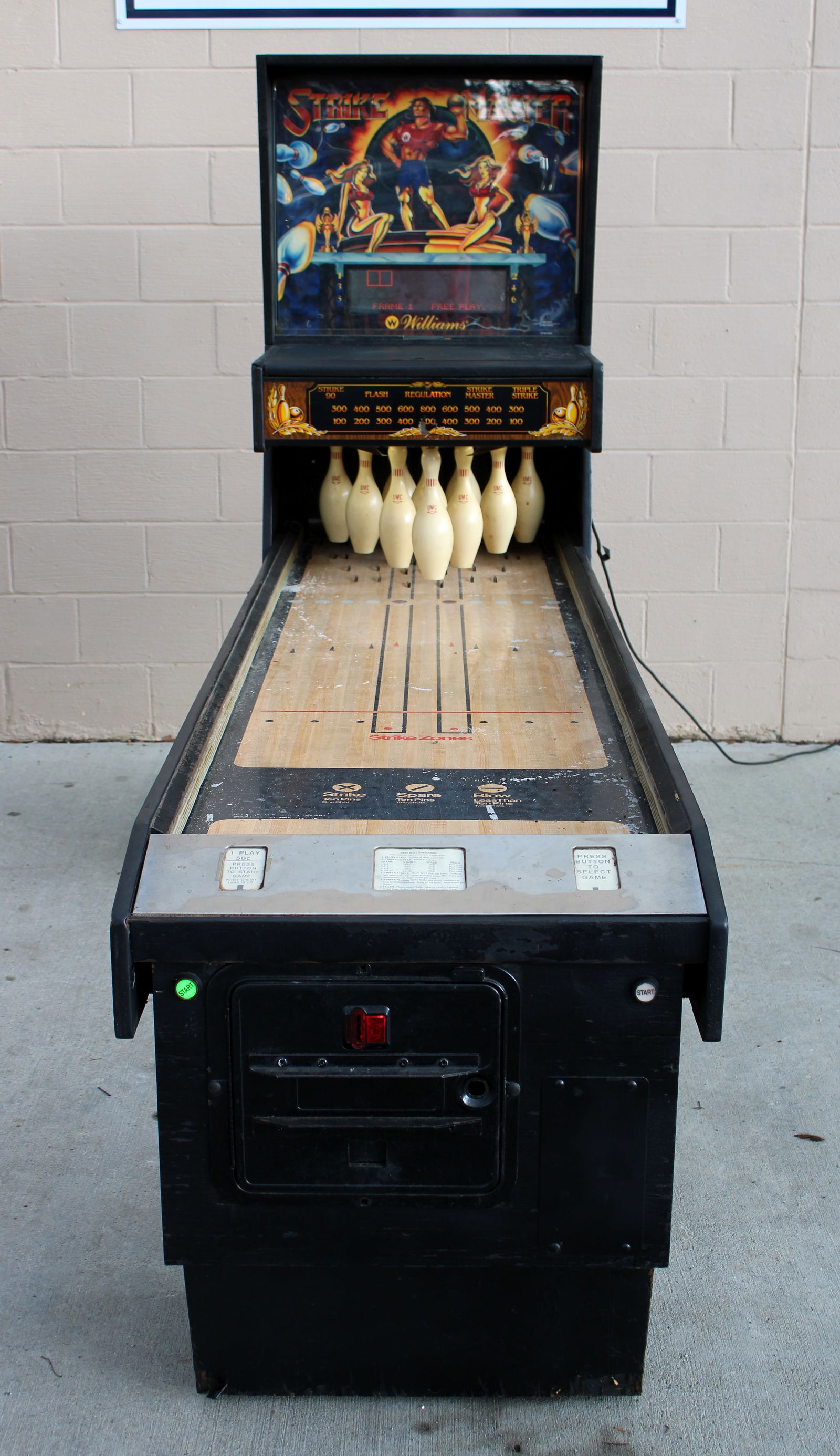 Williams Strike Master Shuffle Alley Arcade Game (1 of 5)