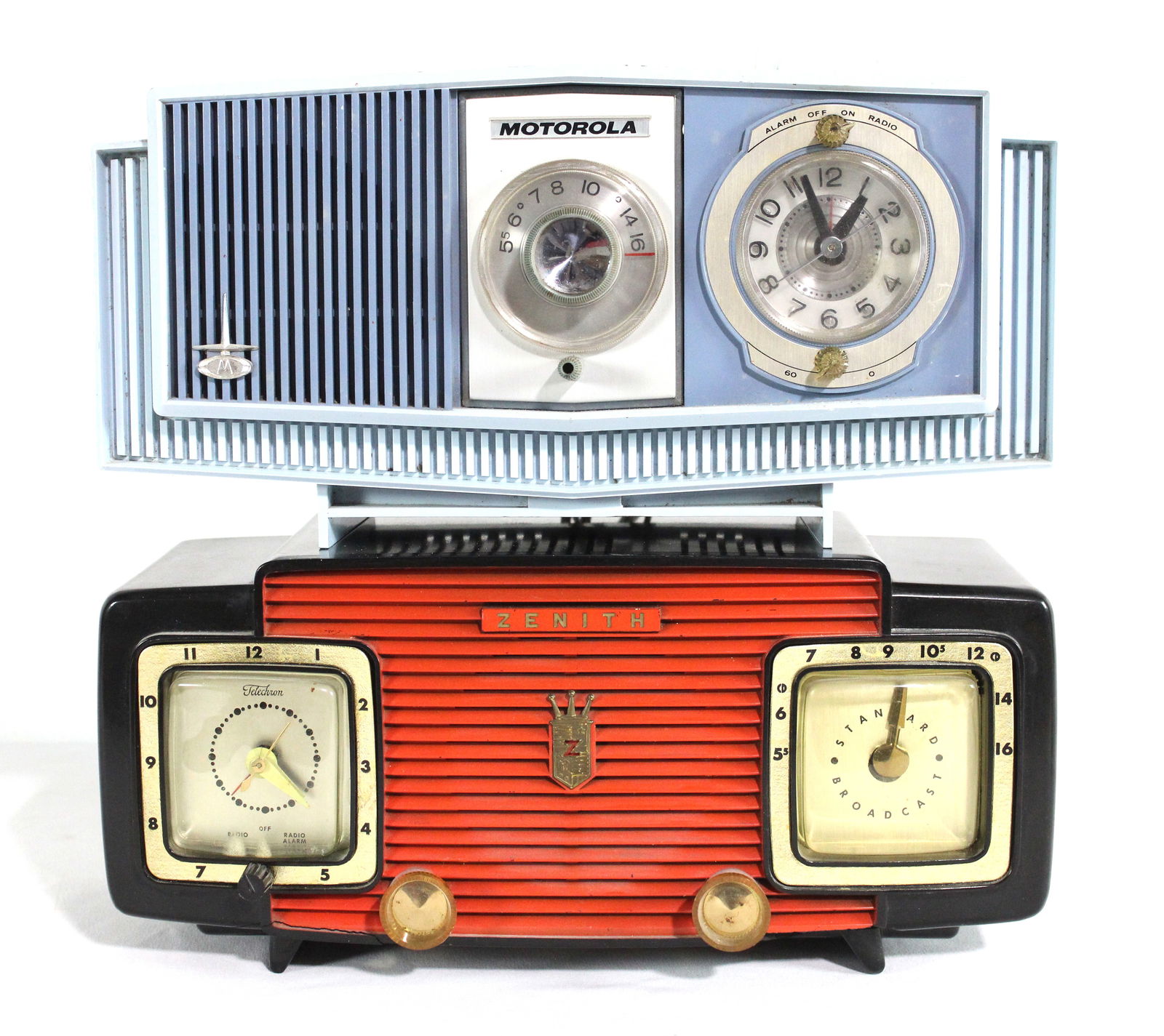 Art Deco Vintage Radios incl. Zenith and Motorola: In-house shipping available. Dimensions of one: 7 x 13 x 7