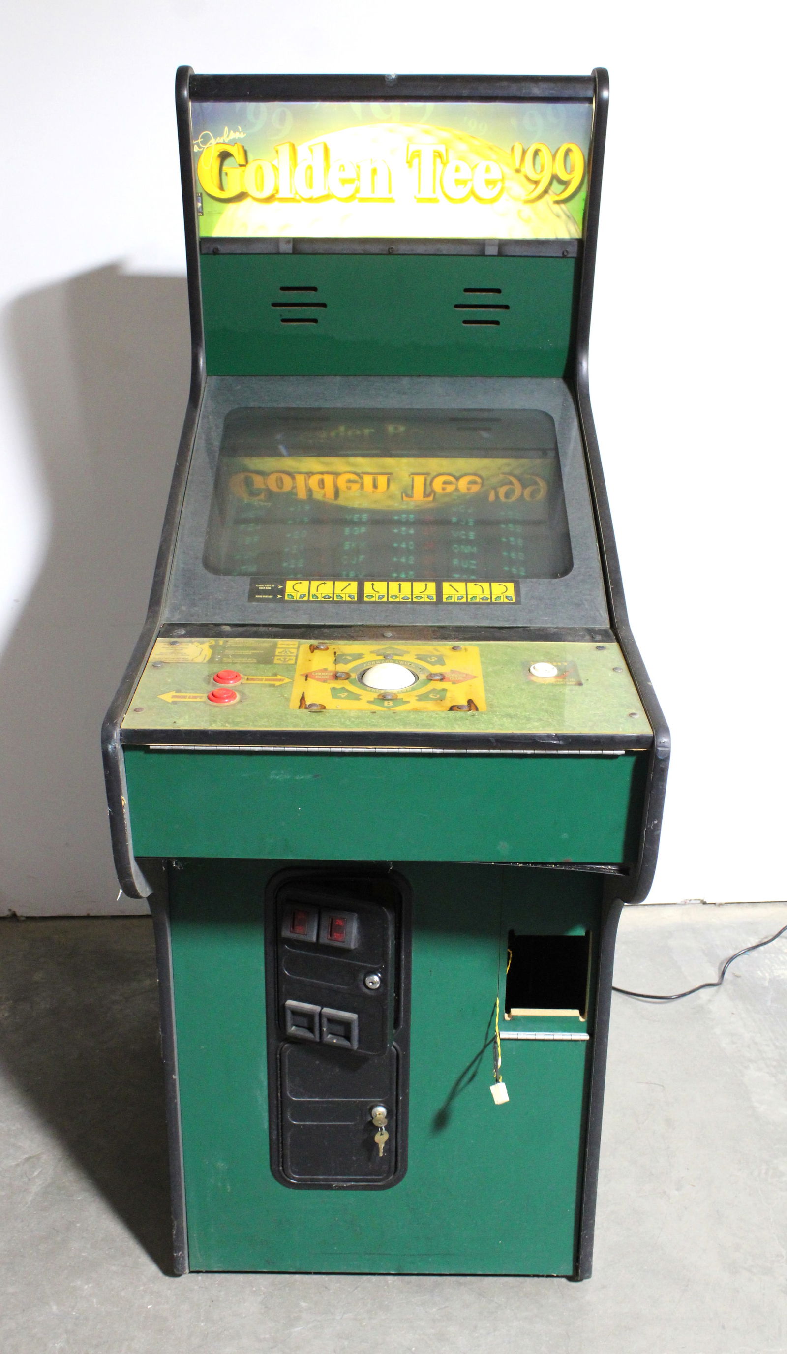 Golden Tee '99 Arcade Game (1 of 4)