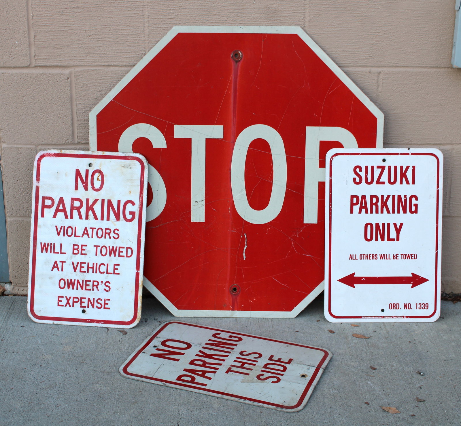 Street Signs incl. Stop and No Parking: In-house shipping available. Dimensions: 30 x 30