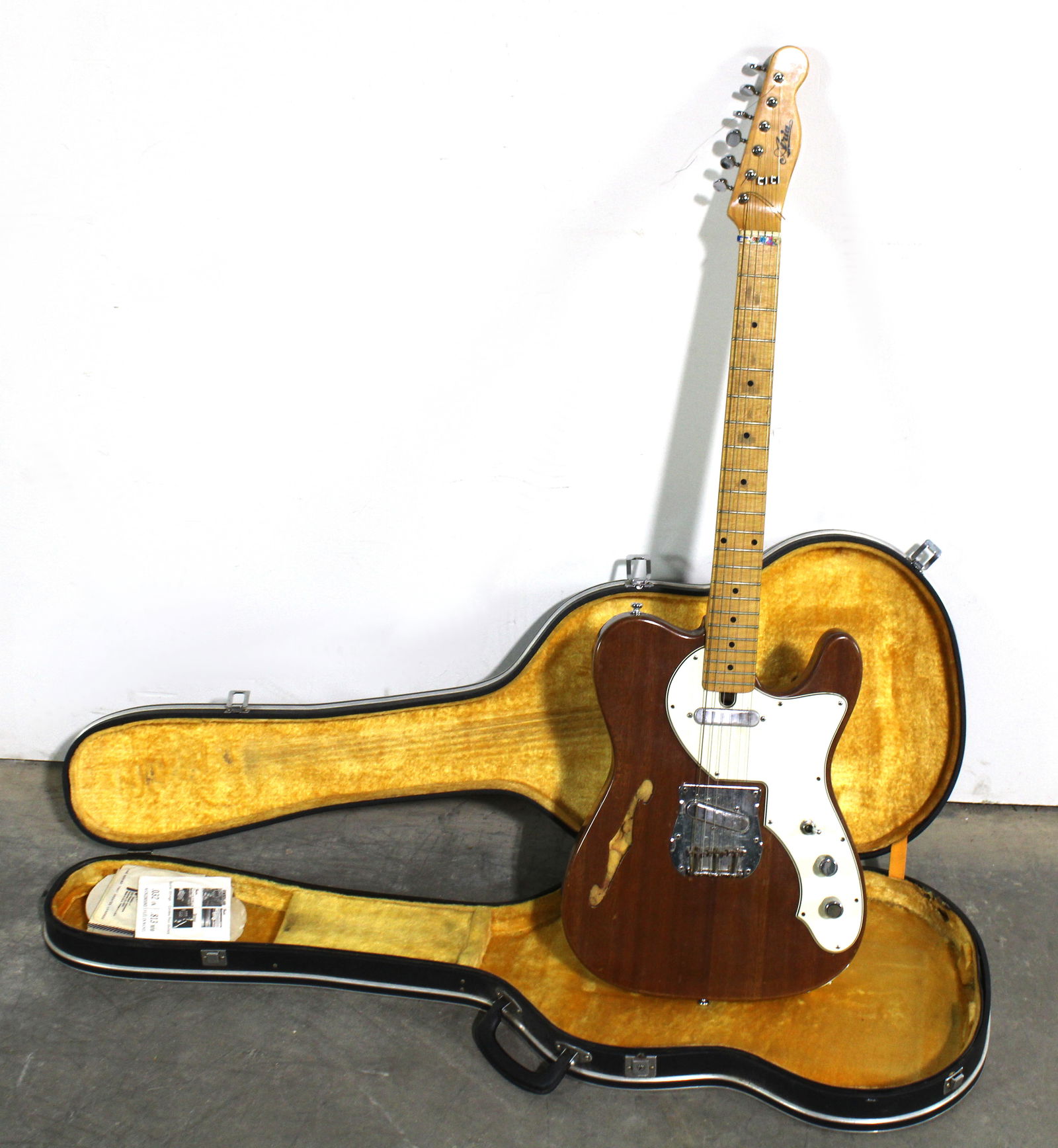 Aria Electric Guitar in Case with New Strings (1 of 6)