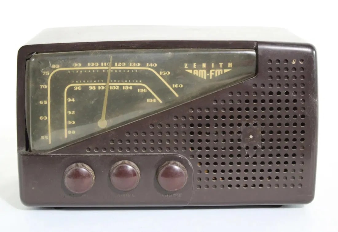 Zenith AM/FM Bakelite Radio Model 7F04 (1 of 3)