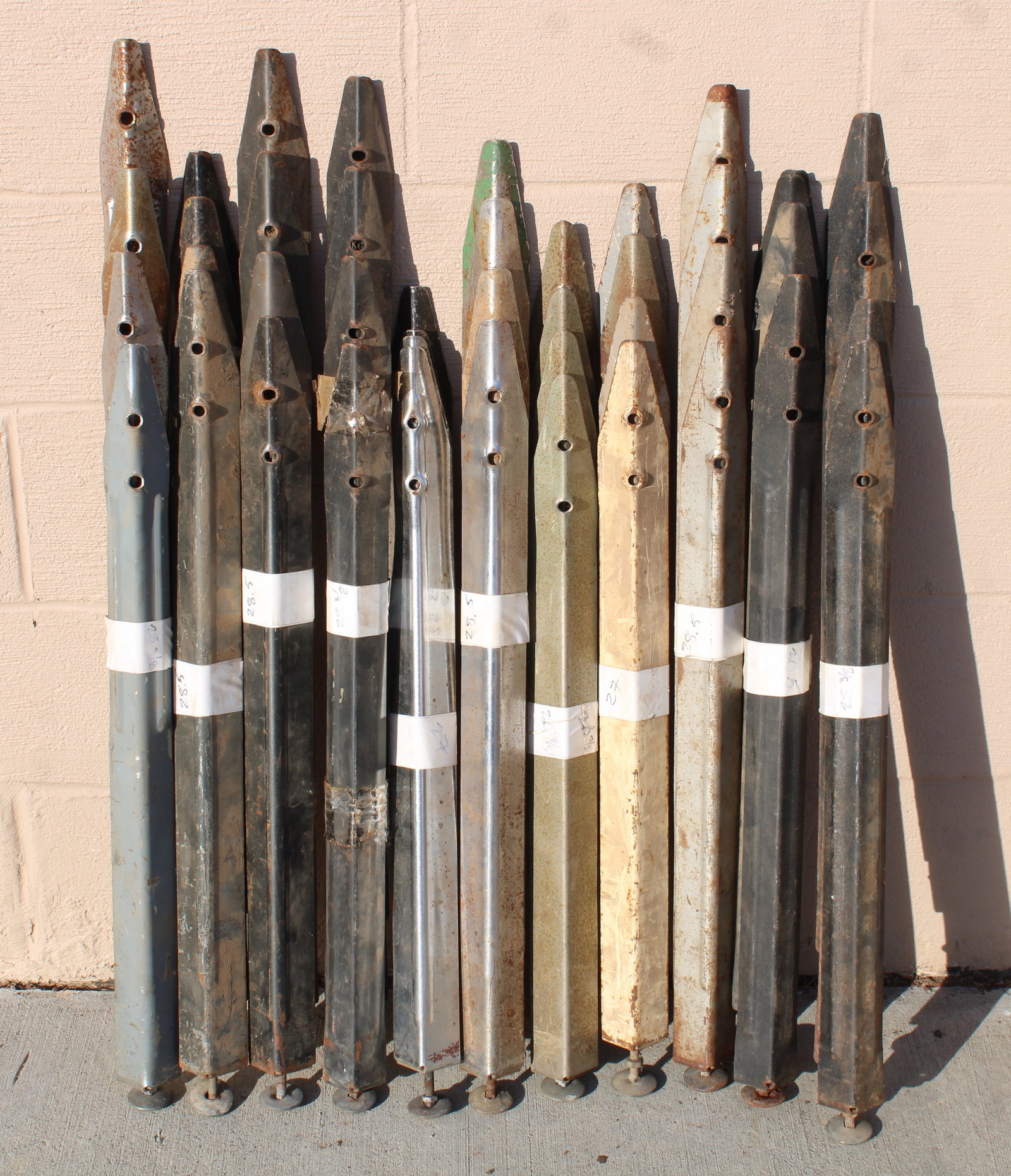 Metal Pinball Legs, Lot 2: Total of 11. This item requires third-party shipping or pickup arrangements to be made.