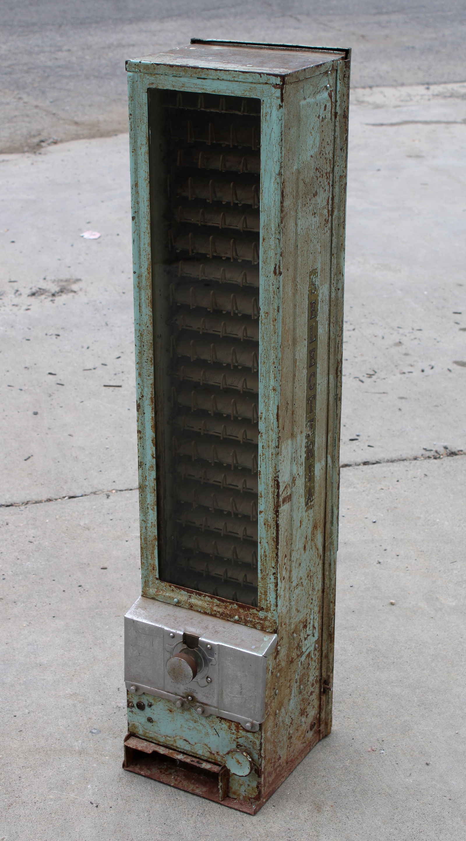 Selecteria Coin Op Candy Wall Vendor (1 of 4)