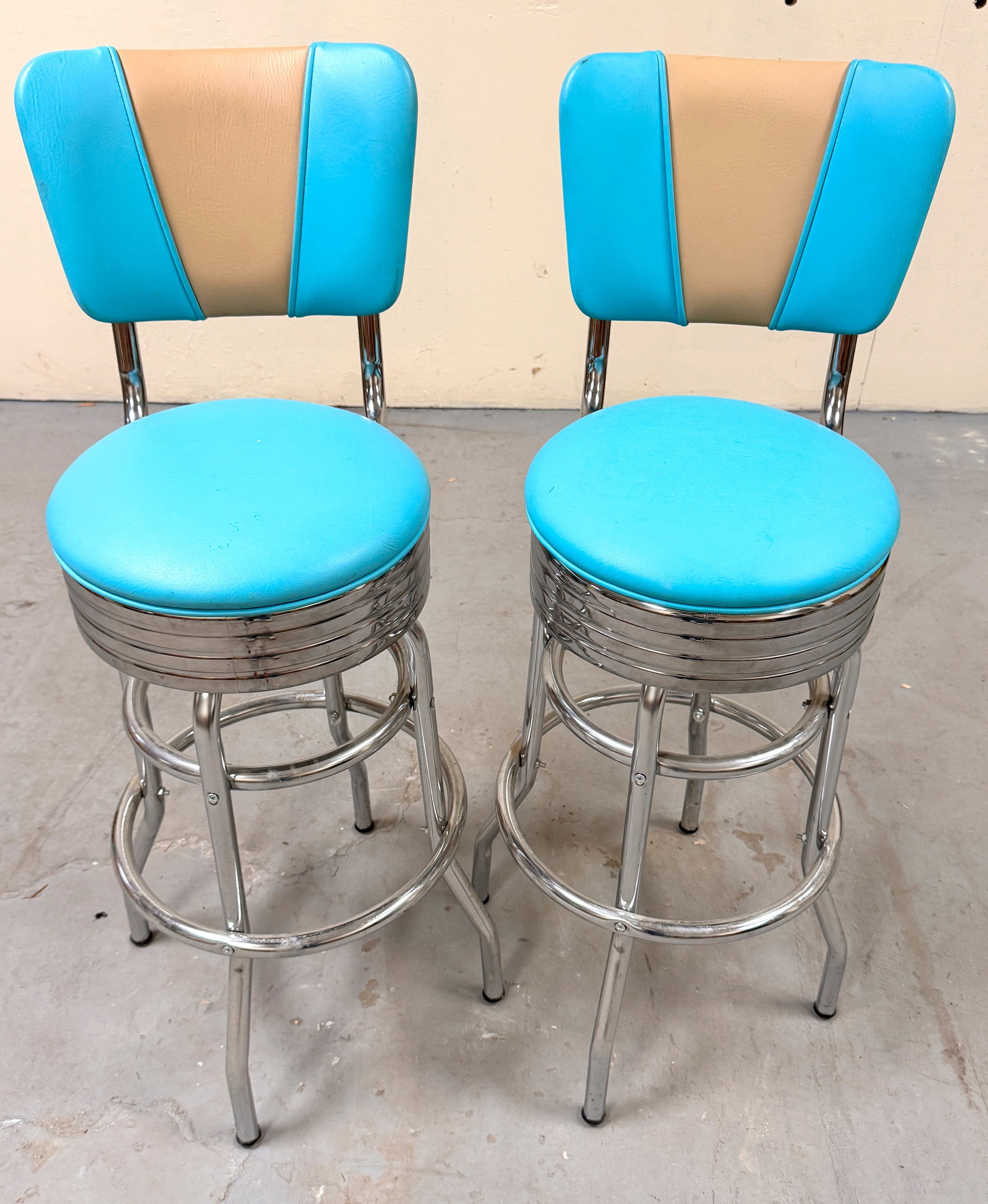 Pair of Bar Height Retro Diner Stools: This item requires third-party shipping or pickup arrangements to be made. *Please note that this is a remote auction. All items are located in Acushnet, Massachusetts. Please see terms for pickup det