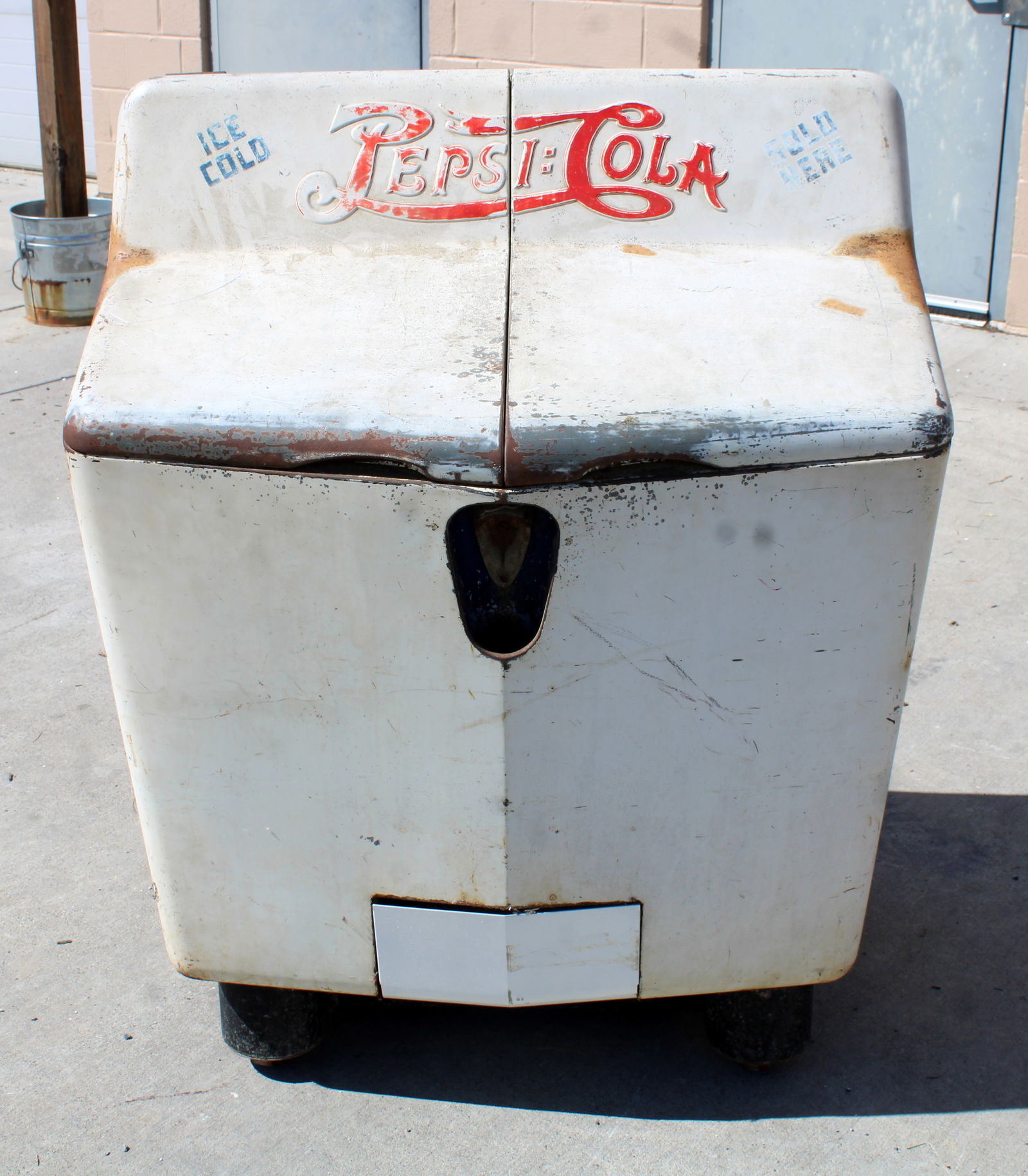 Gullwing Embossed Pepsi Cooler, 1940s (1 of 10)
