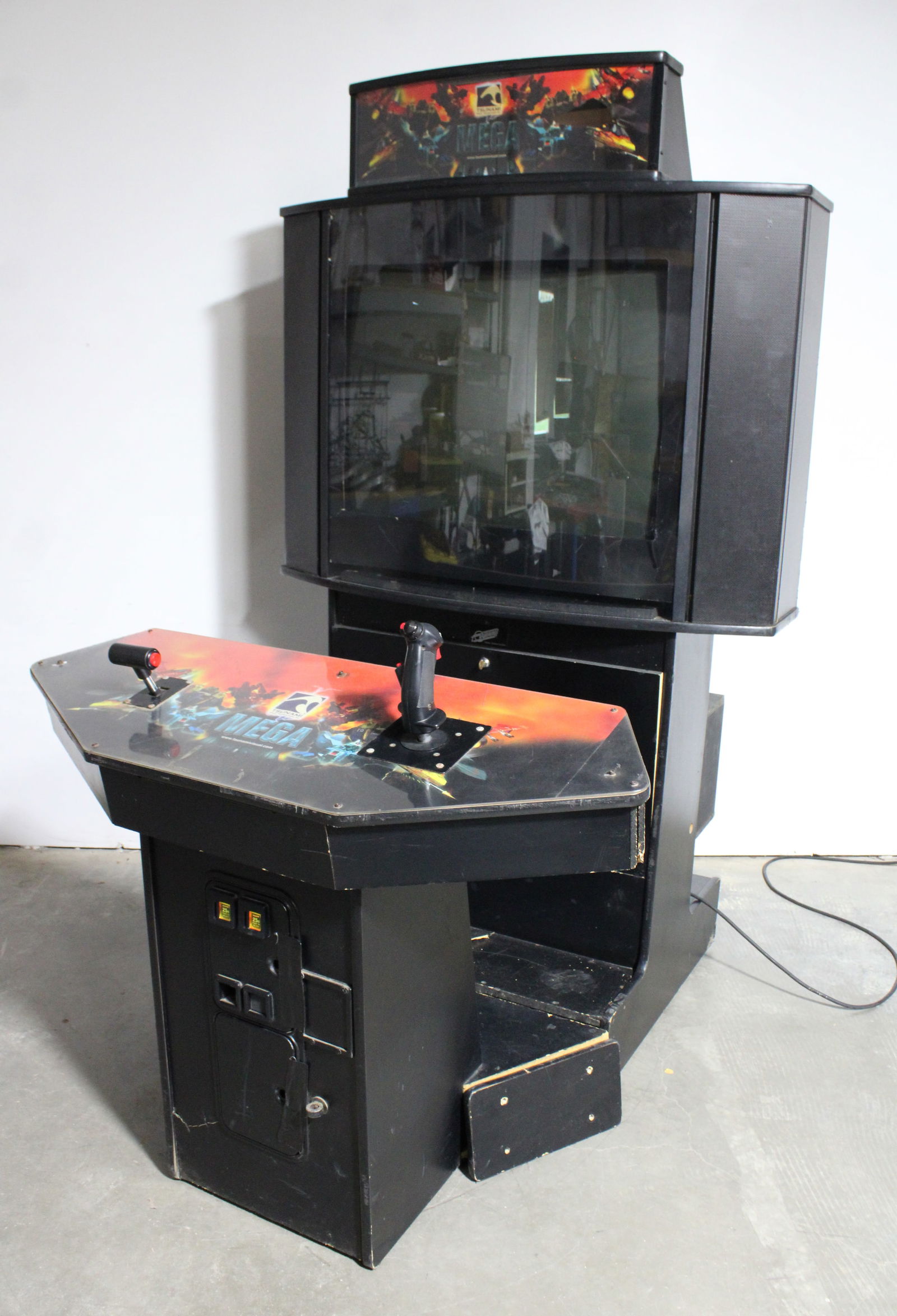 Tsunami Mega Pedestal Arcade Game (1 of 2)