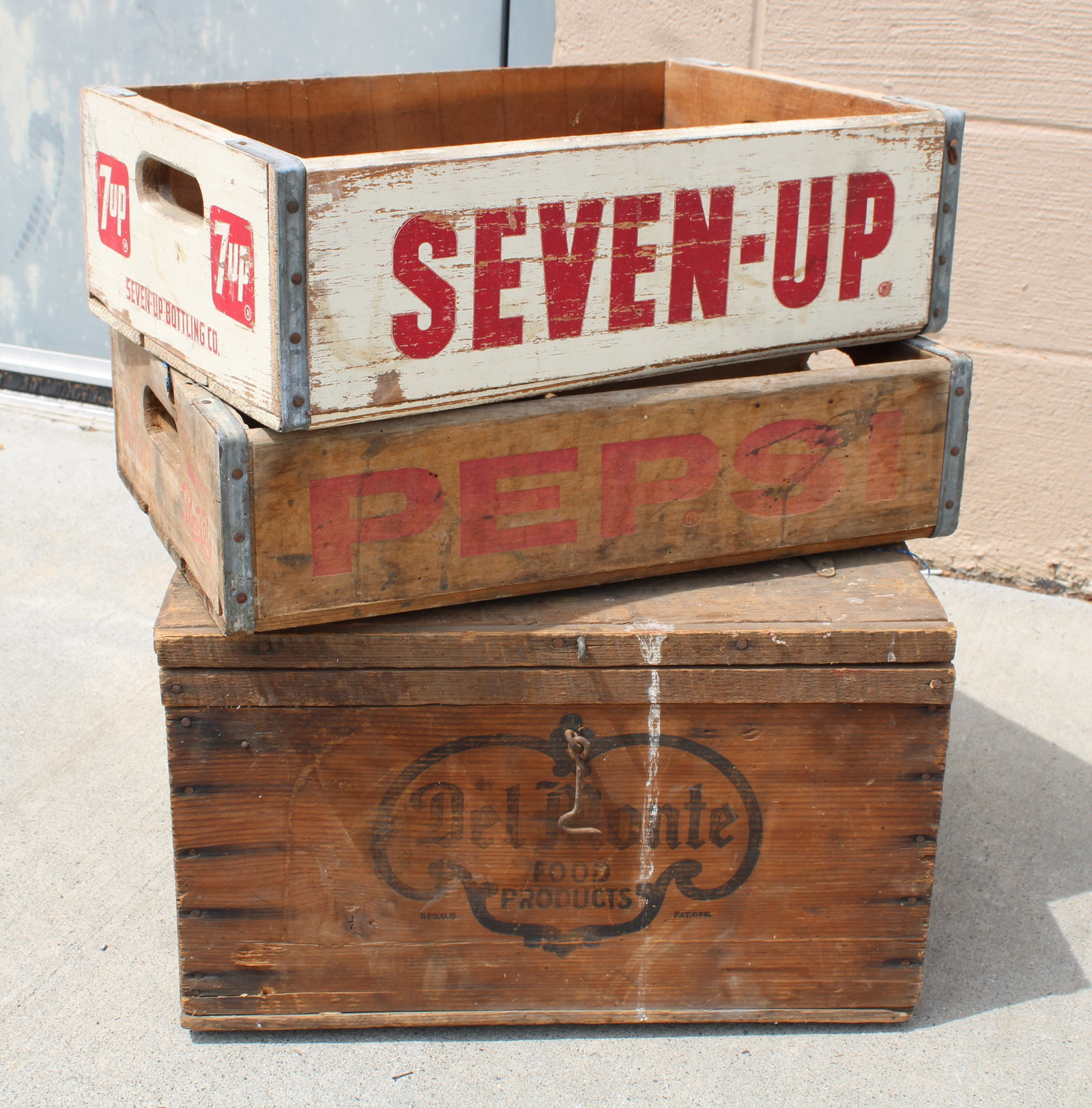 Vintage Crates incl. 7-Up and Pepsi: Total of 3. This item requires third-party shipping or pickup arrangements to be made.